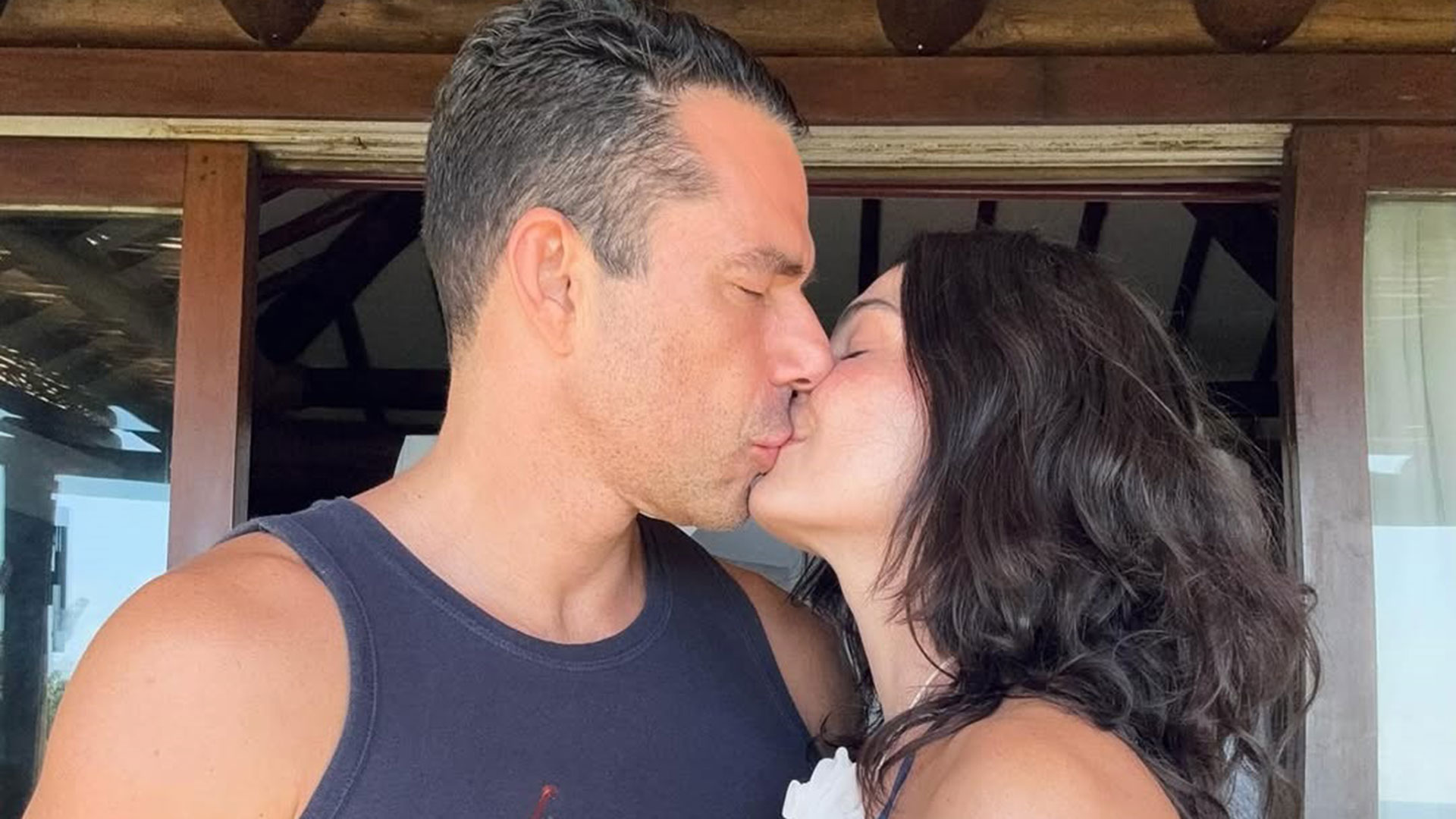 Isis Valverde celebra aniversário ao lado do marido e faz reflexão