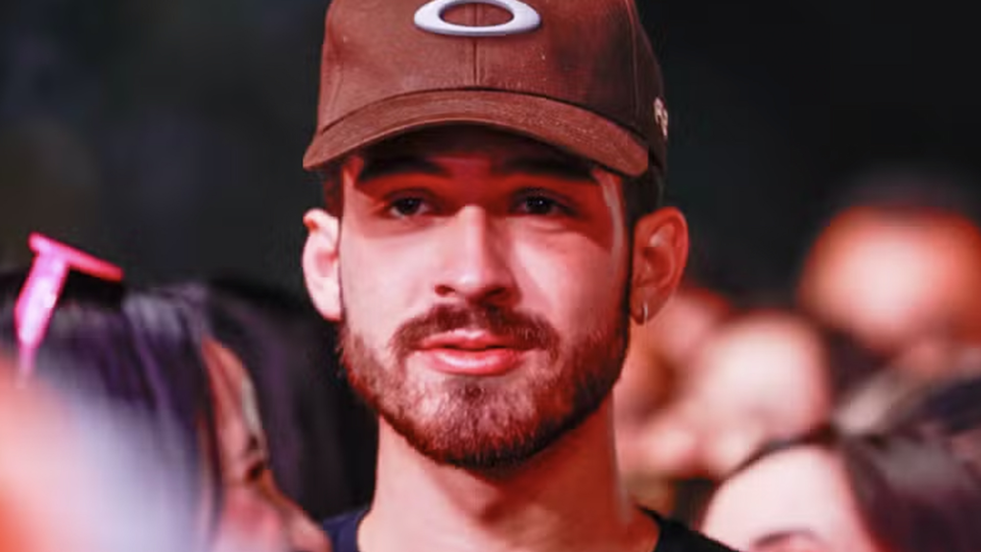 Solteiro, João Guilherme se joga na noitada ao som de Anitta