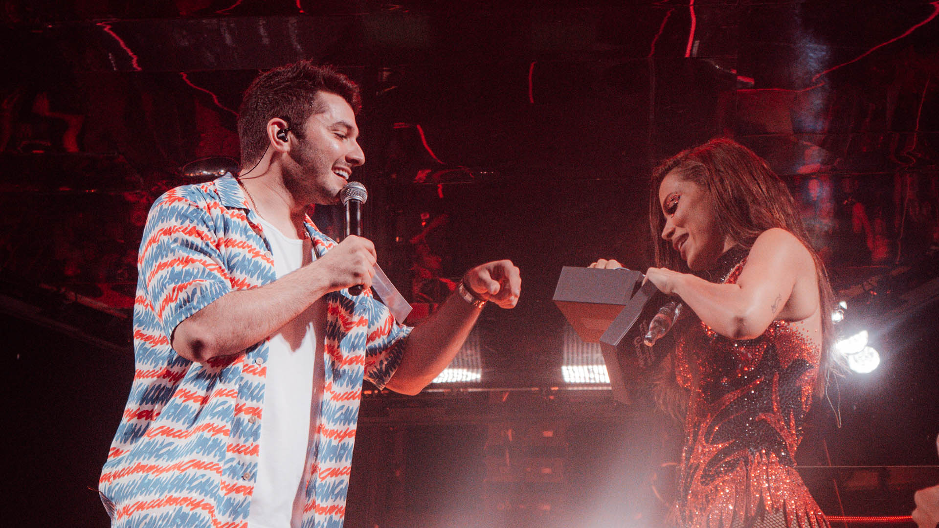 Jonas Esticado celebra parceria com Anitta no palco: ‘Estou muito feliz’