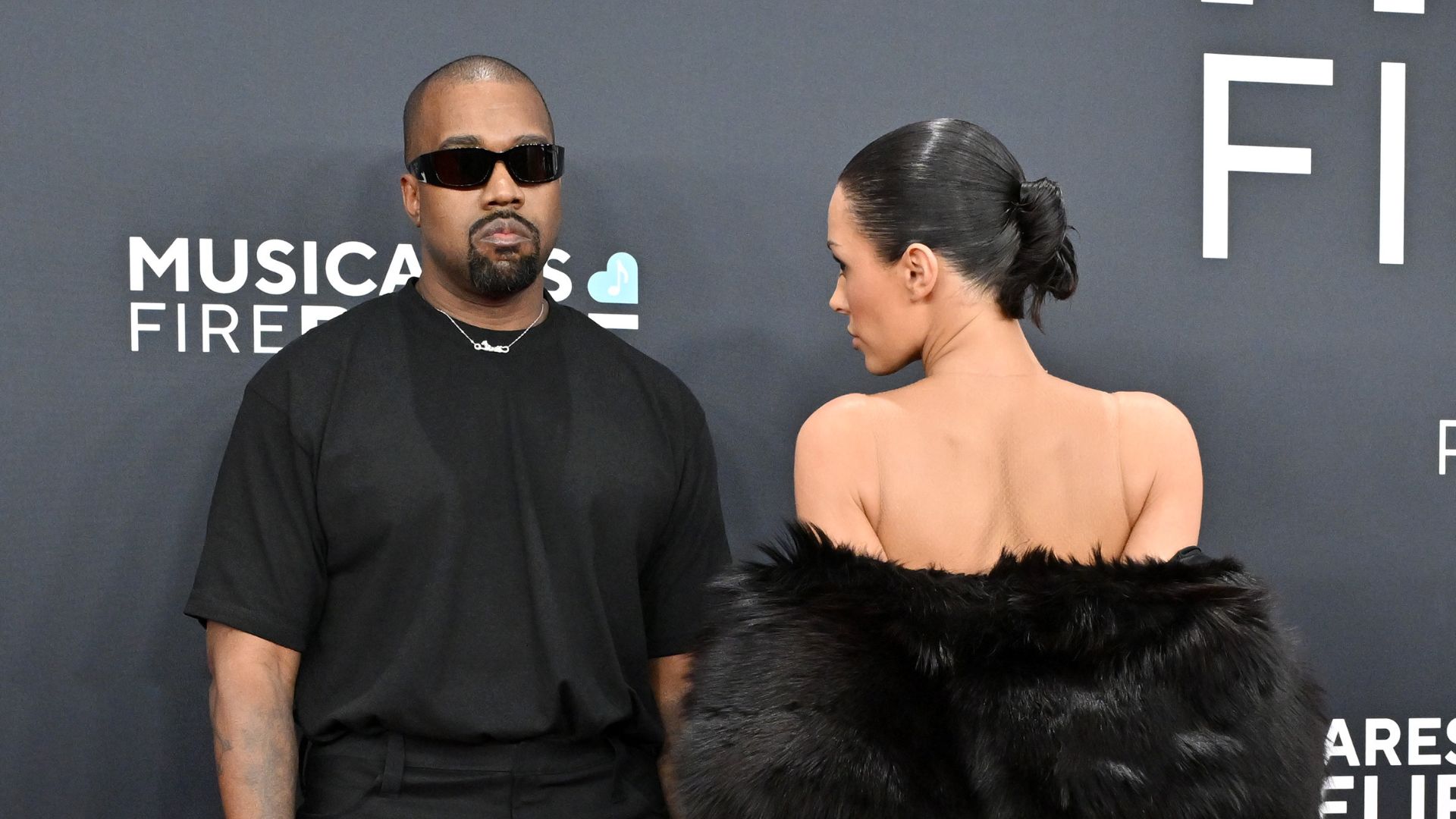 Leitura Labial revela o que Kanye West disse para a namorada no Grammy