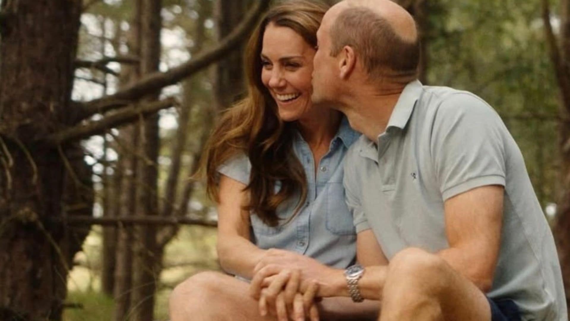 Kate Middleton e príncipe William fazem rara aparição romântica; veja