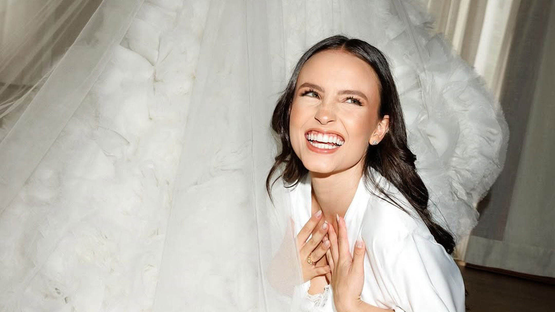 Larissa Manoela relembra fotos especiais do seu casamento