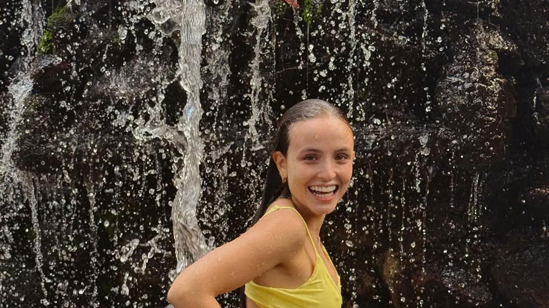 Larissa Manoela curte dia de descanso com direito à cachoeira