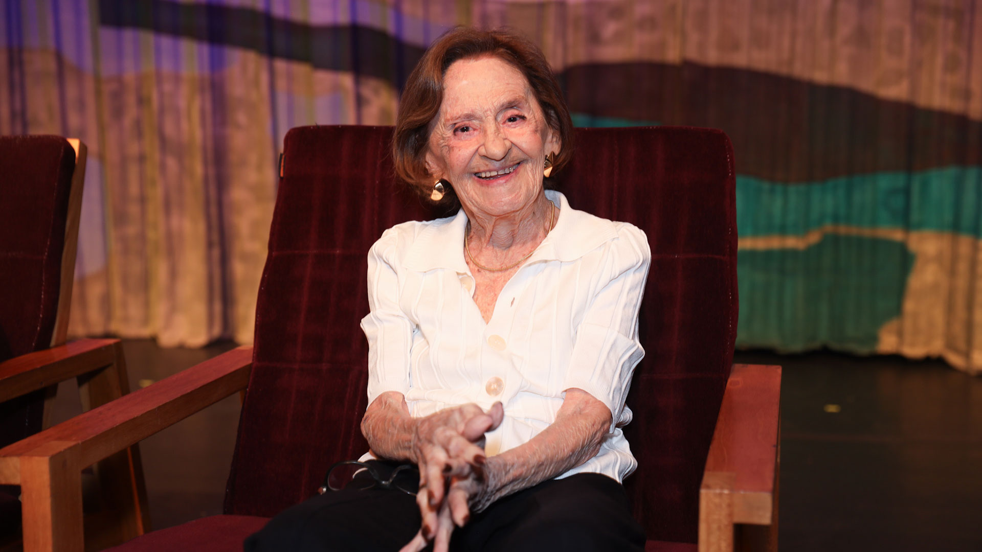 Aos 97 anos, Laura Cardoso faz rara aparição pública e esbanja simpatia