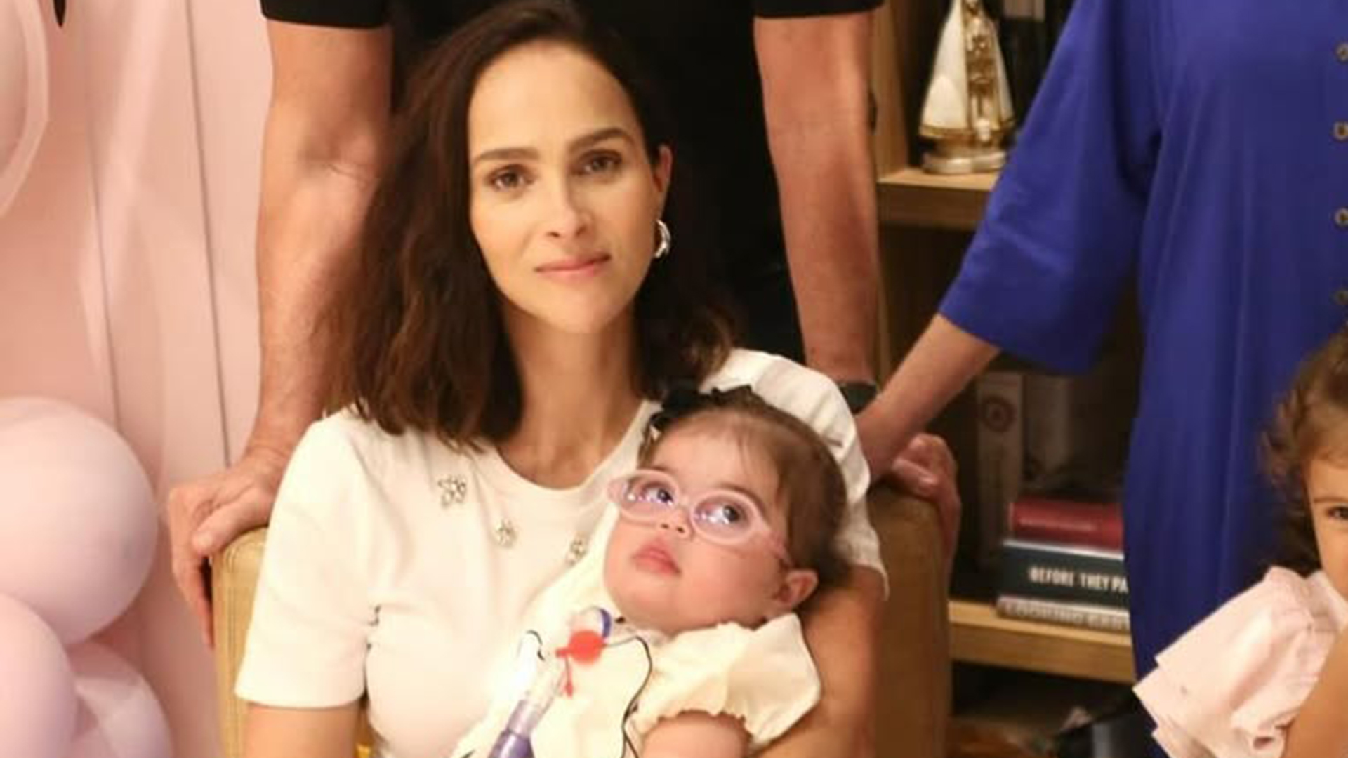 Esposa de Juliano Cazarré pede orações pela filha de 2 anos