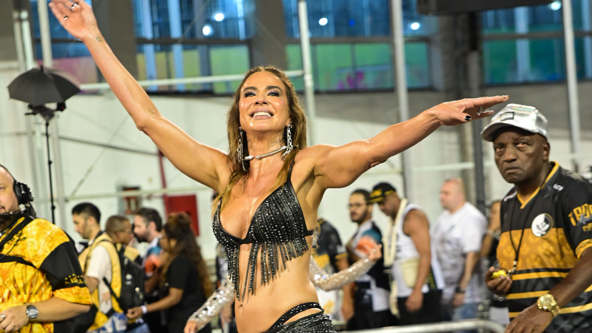 Luciana Gimenez rouba a cena com curvas torneadas em ensaio da Vai-Vai