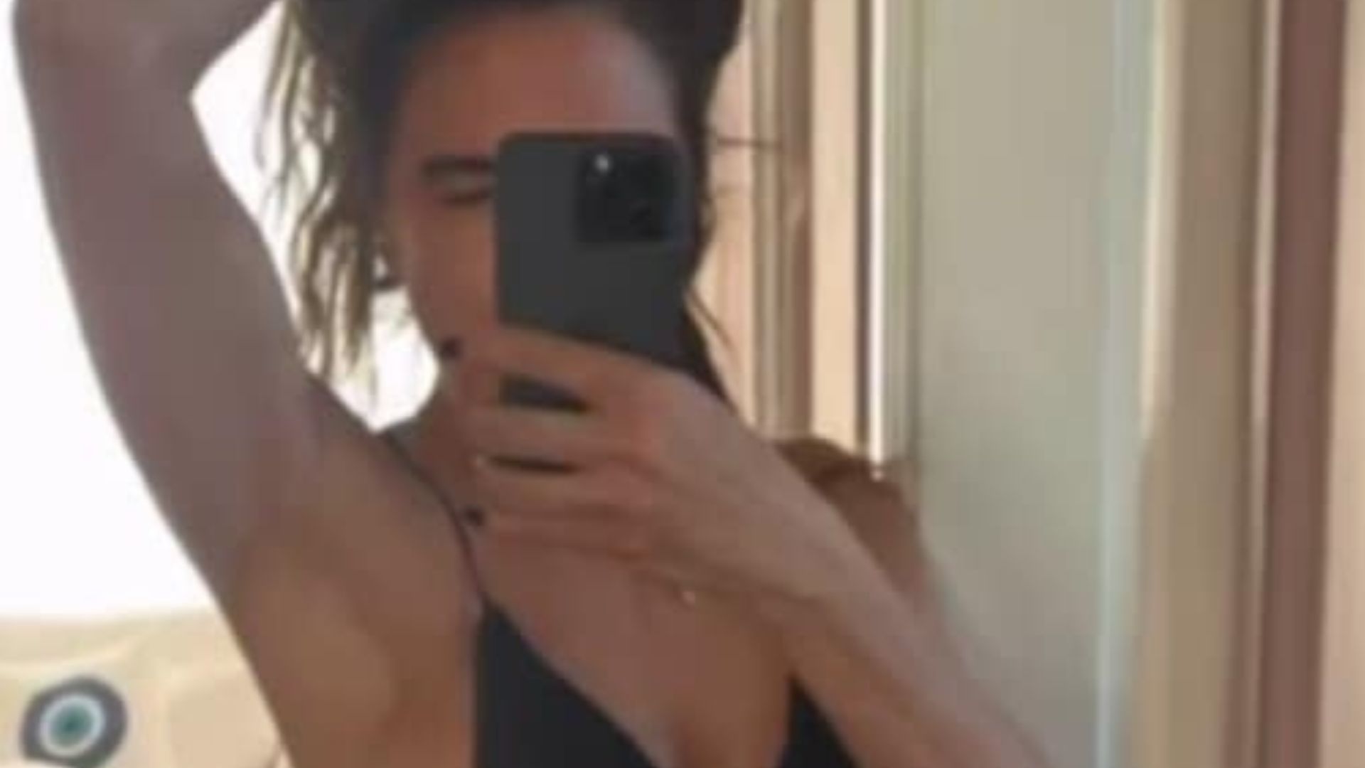 Luciana Gimenez chama atenção ao posar com vestido transparente e recortado