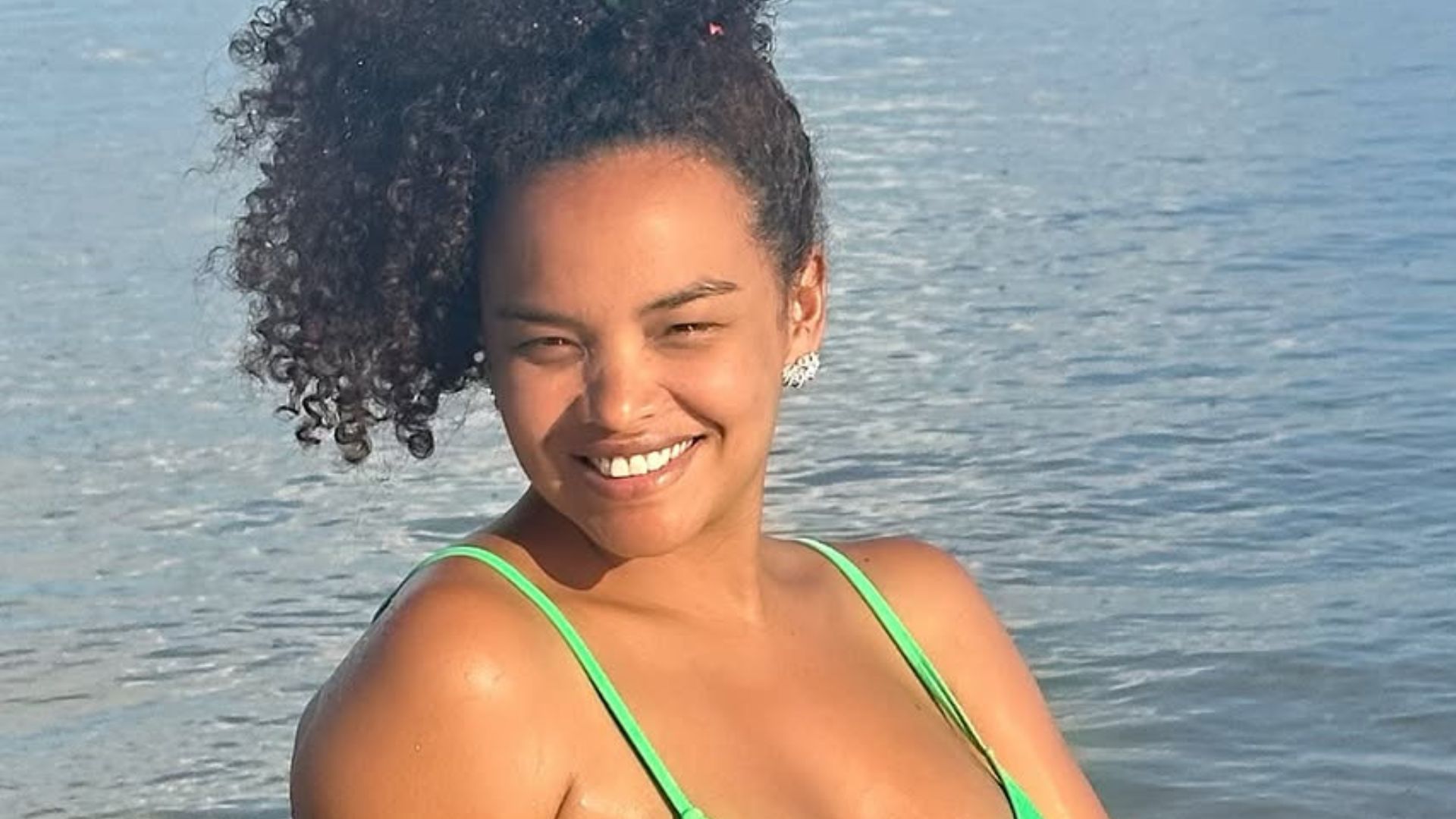 Lucy Ramos encanta ao mostrar barrigão de grávida em dia de praia