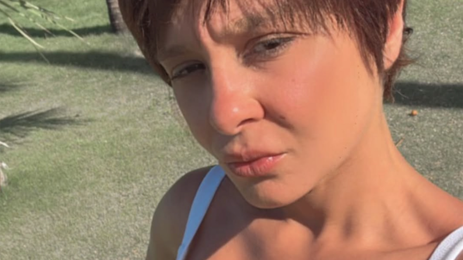 Novo visual! Maiara aparece com o cabelo curtinho em férias com a família