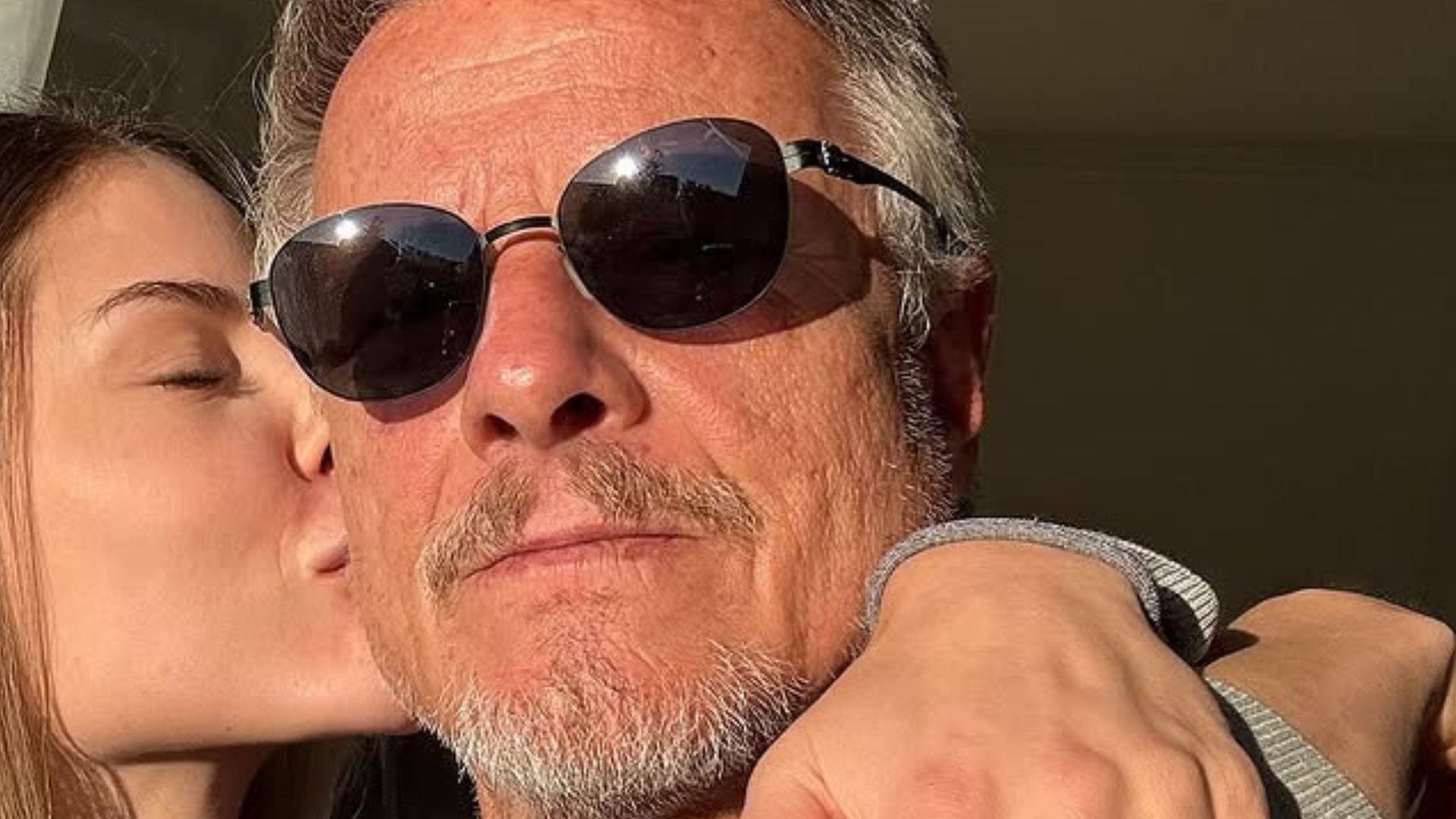 Namorada de Marcello Novaes divide novas fotos românticas com o ator