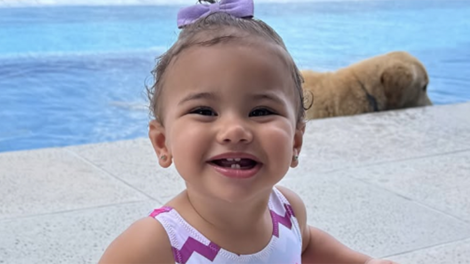 Filha de Neymar Jr, Mavie usa maiô caríssimo para curtir dia na piscina em Santos