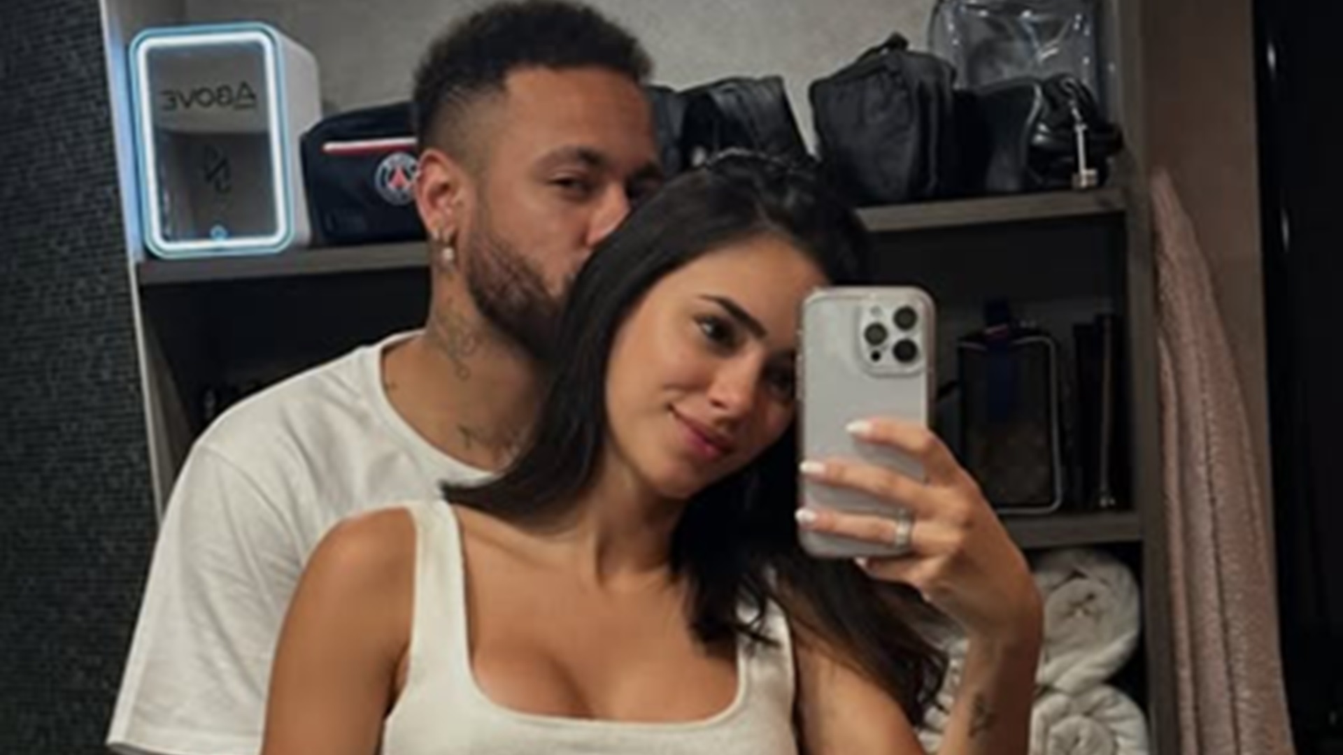 Filha de Neymar e Bruna Biancardi mostra sorrisão em clique à beira da piscina