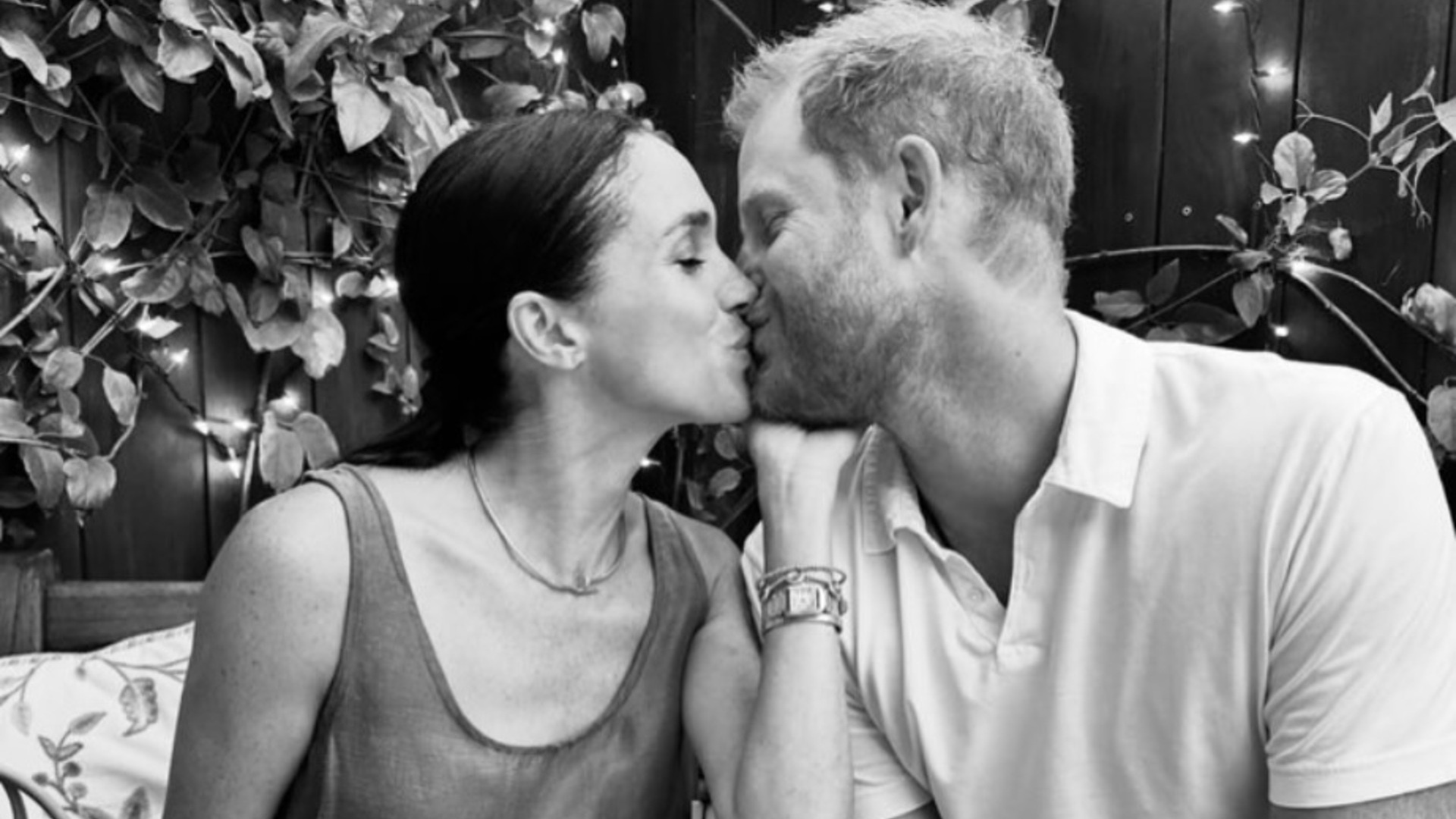 Meghan Markle posta primeira foto com príncipe Harry em sua rede social
