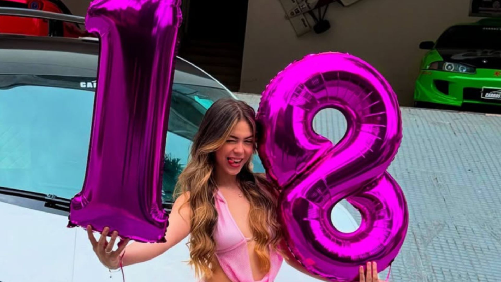 Melody faz fotos em frente a carro de luxo no aniversário de 18 anos