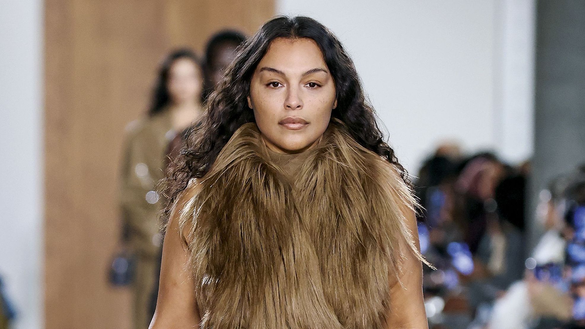 Michael Kors apresenta luxo discreto em nova coleção: ‘Gosto de coisas táteis’