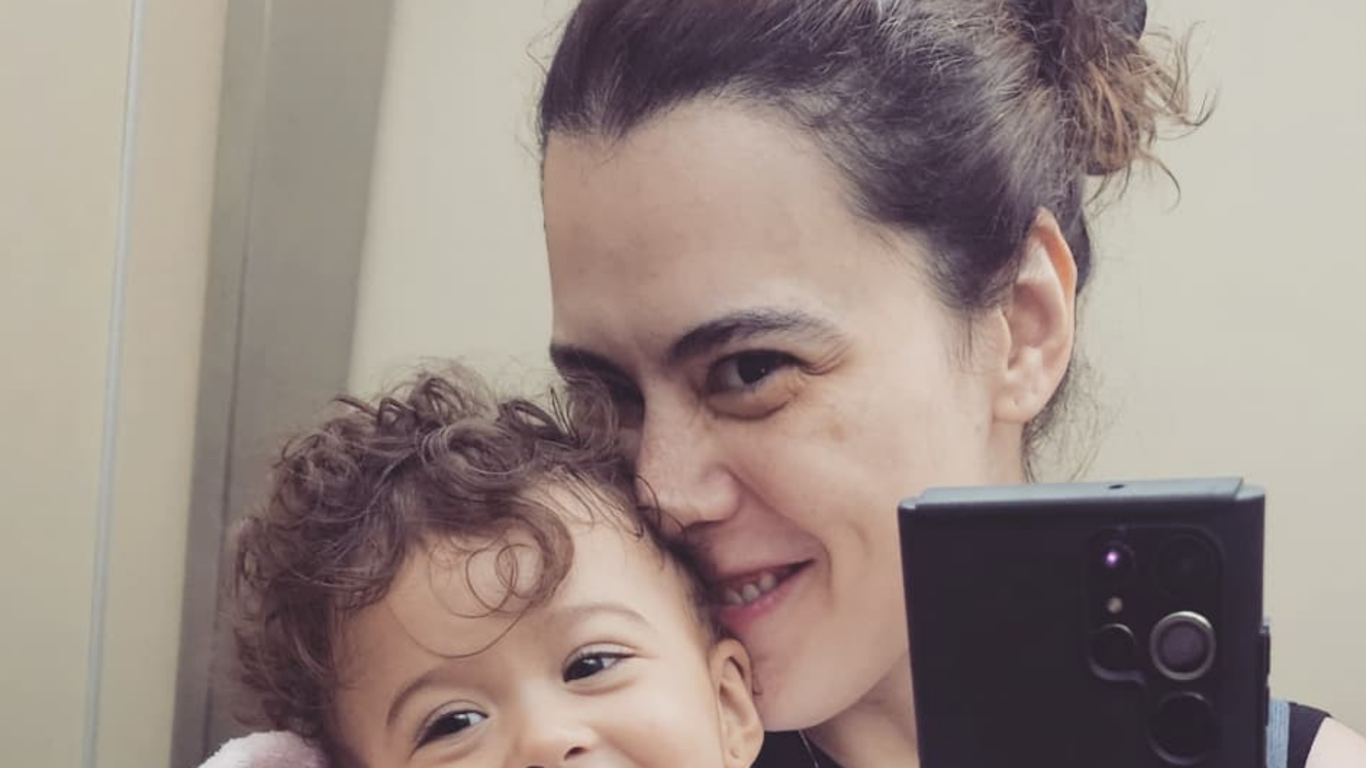 Filha de Michelle Loreto esbanja fofura em cliques inéditos: ‘Lindeza’