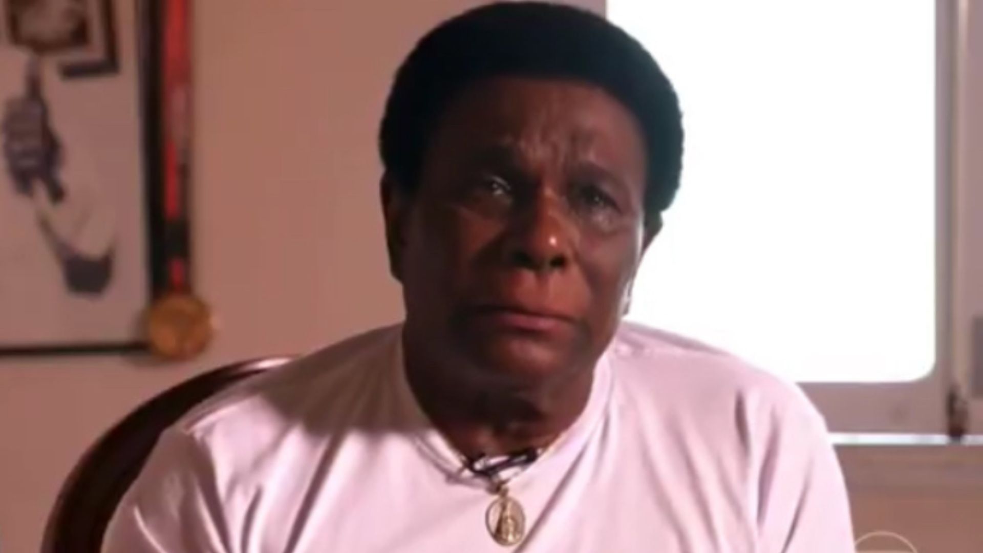 Emocionado, Neguinho da Beija-Flor fala sobre doença e despedida da Sapucaí