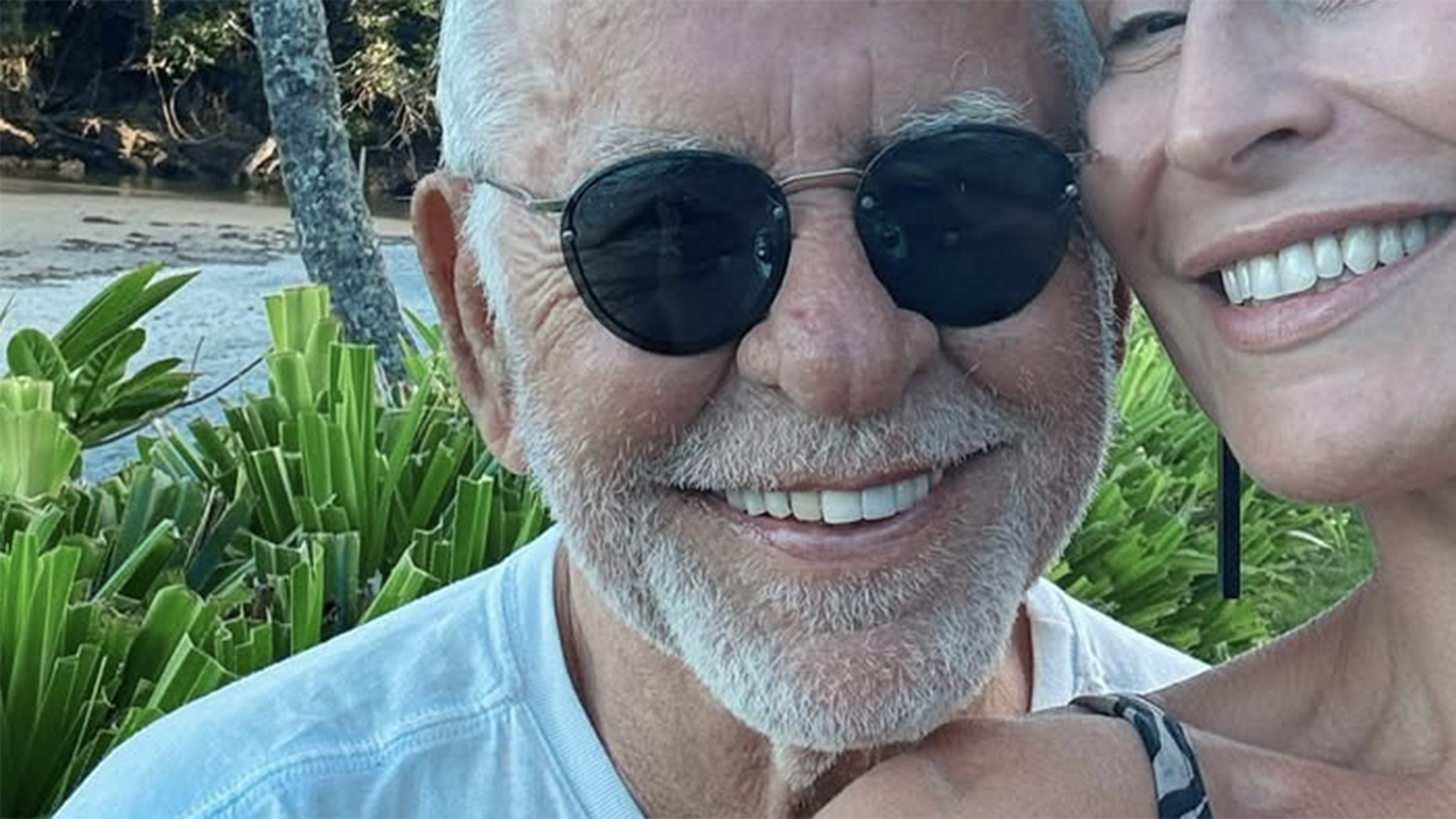 Nelson Motta faz rara aparição com a namorada, que é 30 anos mais jovem