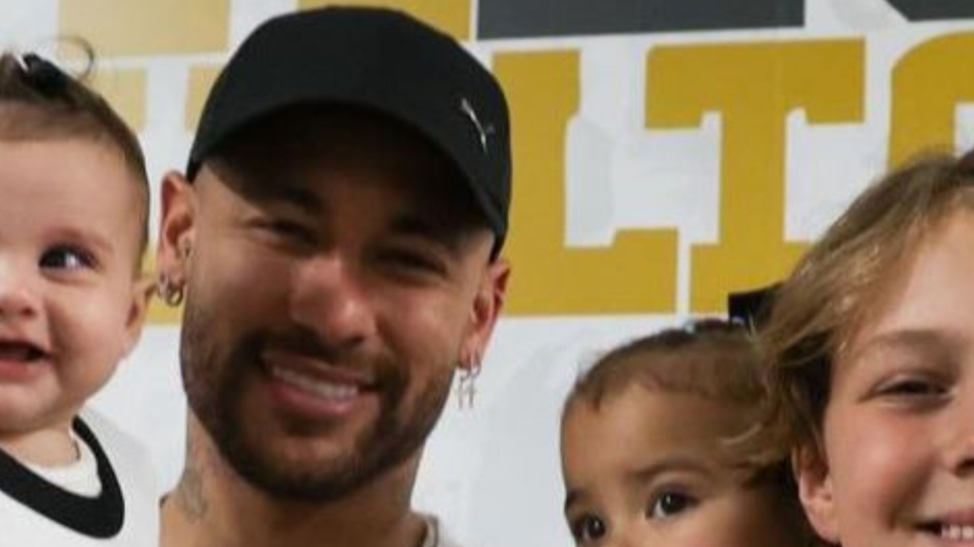 De volta ao Santos, Neymar Jr. encanta ao posar com os três filhos