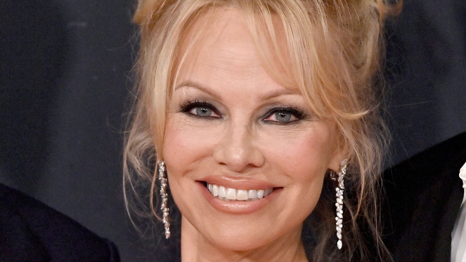 Pamela Anderson impressiona os internautas ao surgir sem maquiagem