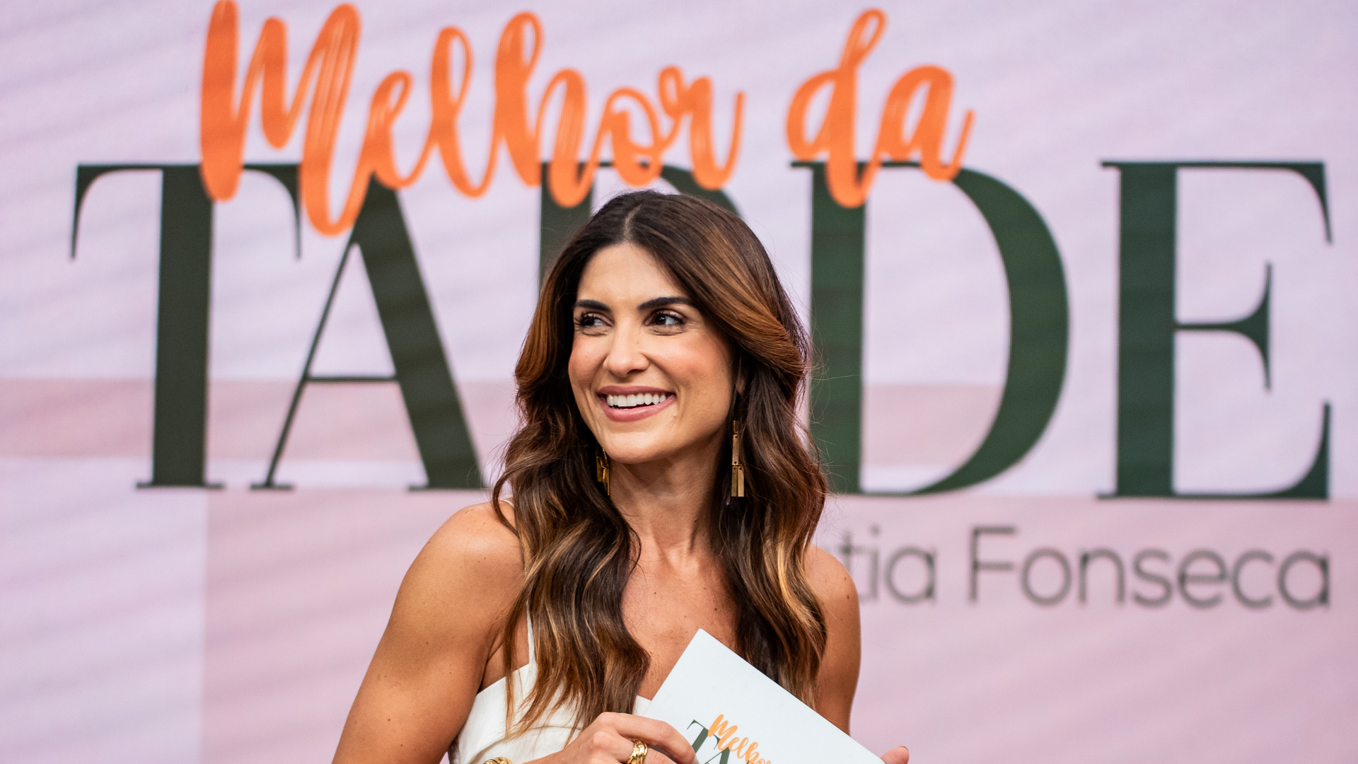 Saiba quem é Pâmela Lucciola, apresentadora que substituiu Cátia Fonseca
