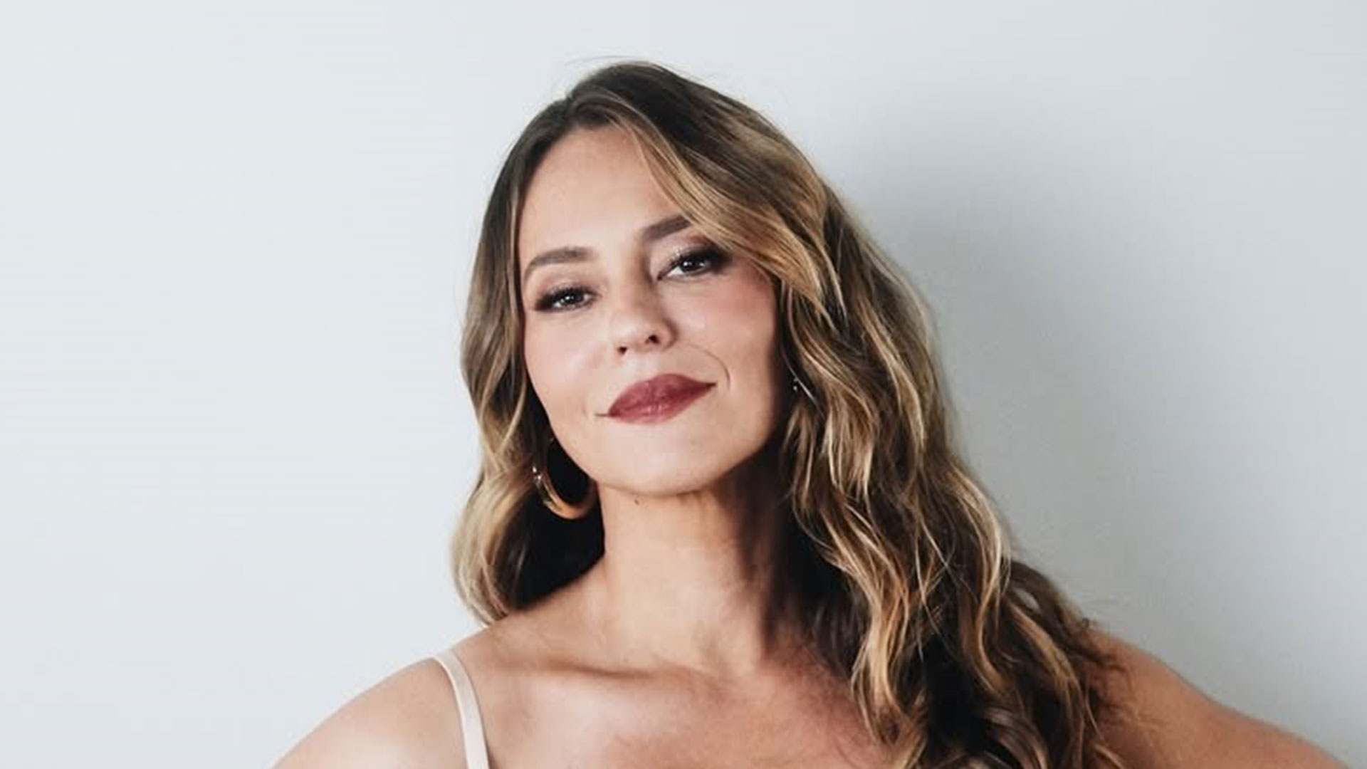 Paolla Oliveira lamenta incêndio em fábrica de fantasias: ‘Tão triste’