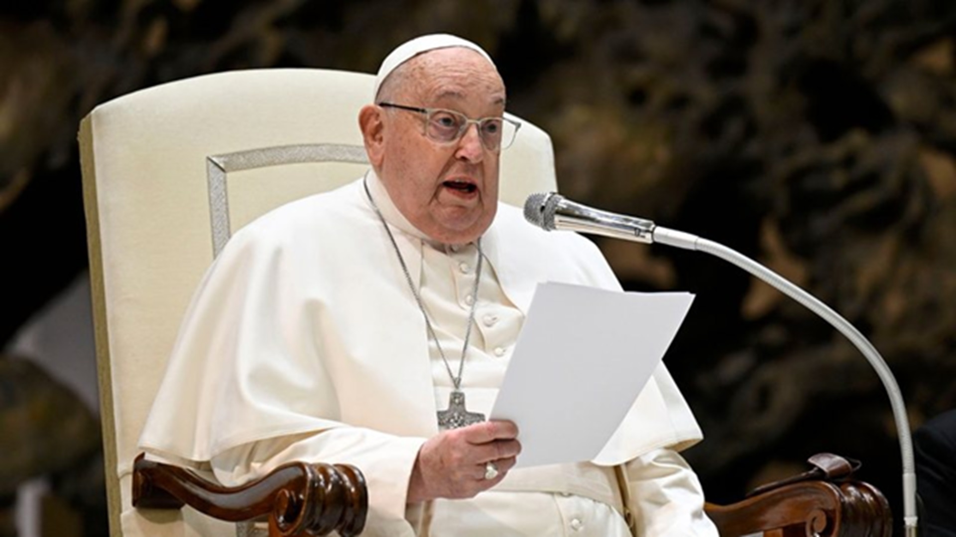 Internado há uma semana, Papa Francisco tem estado de saúde atualizado