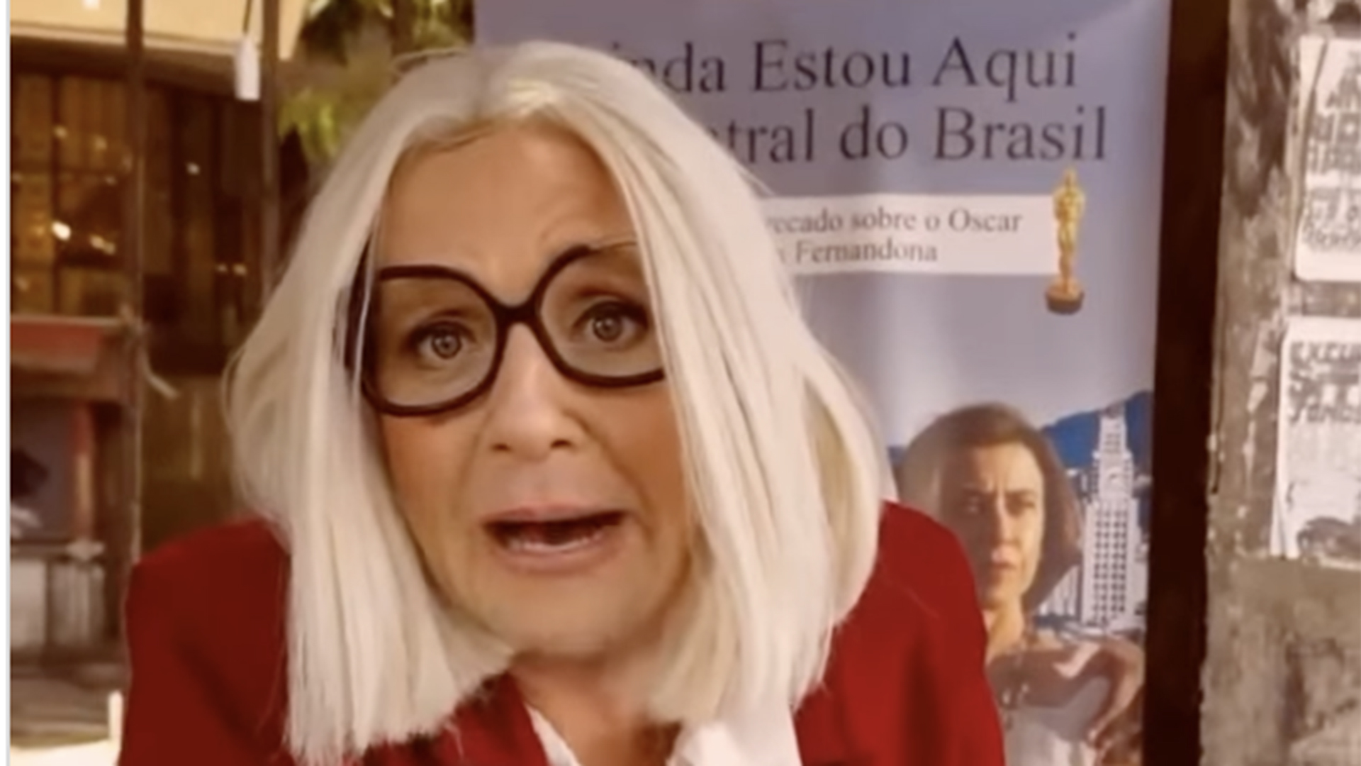 Humorista leva ‘Dona Fernandona’ para homenagear Fernanda Torres na Central do Brasil