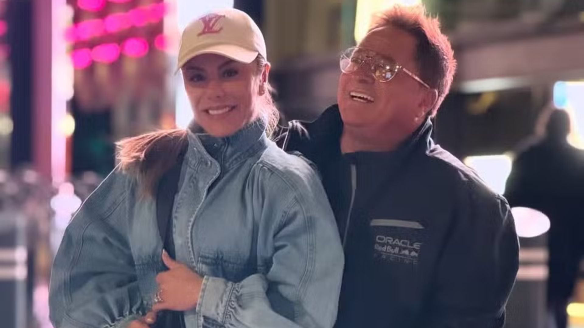 De férias, Poliana Rocha e Leonardo posam juntos curtindo Las Vegas