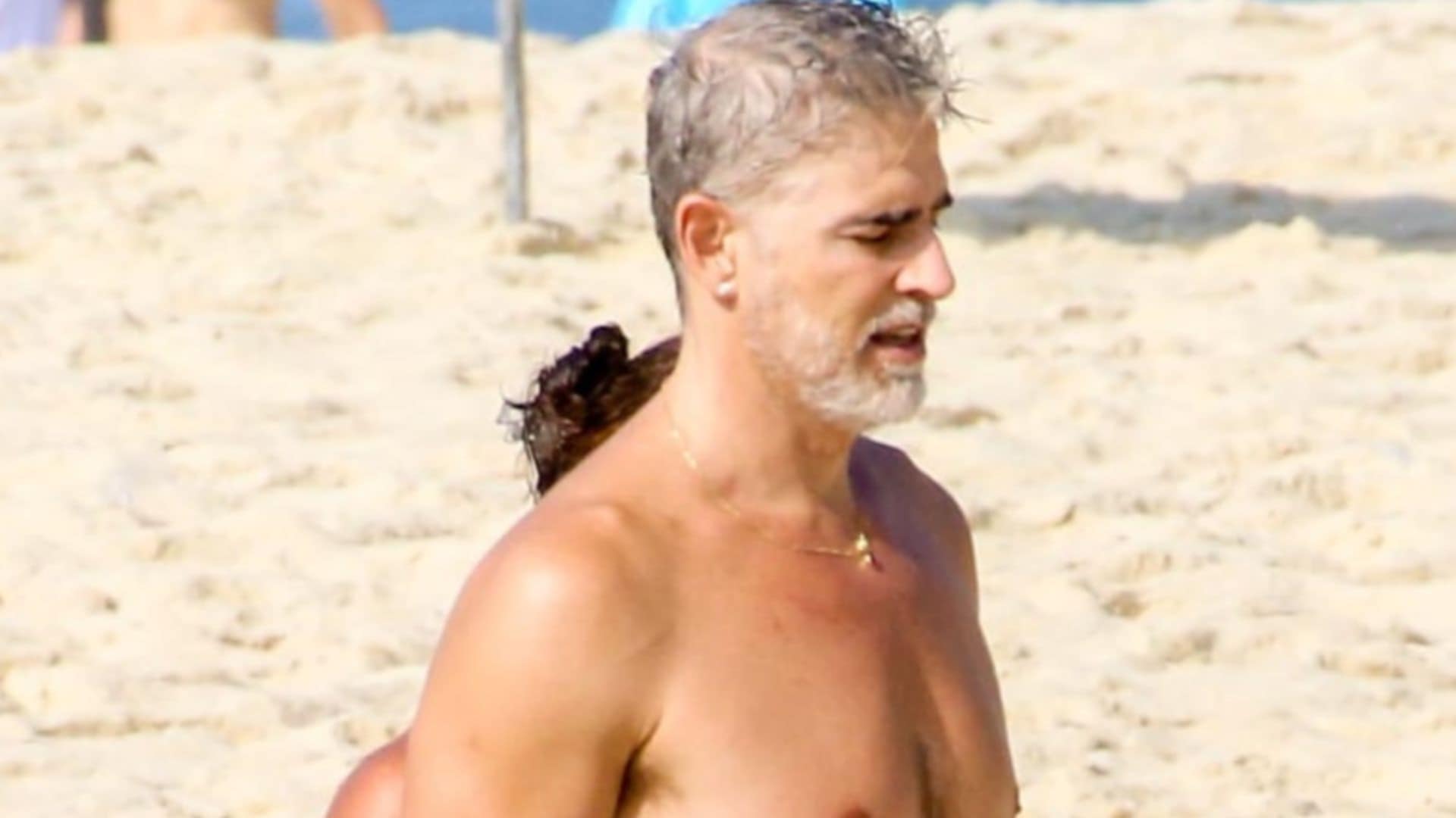 Reynaldo Gianecchini exibe físico atual em praia do Rio de Janeiro; veja