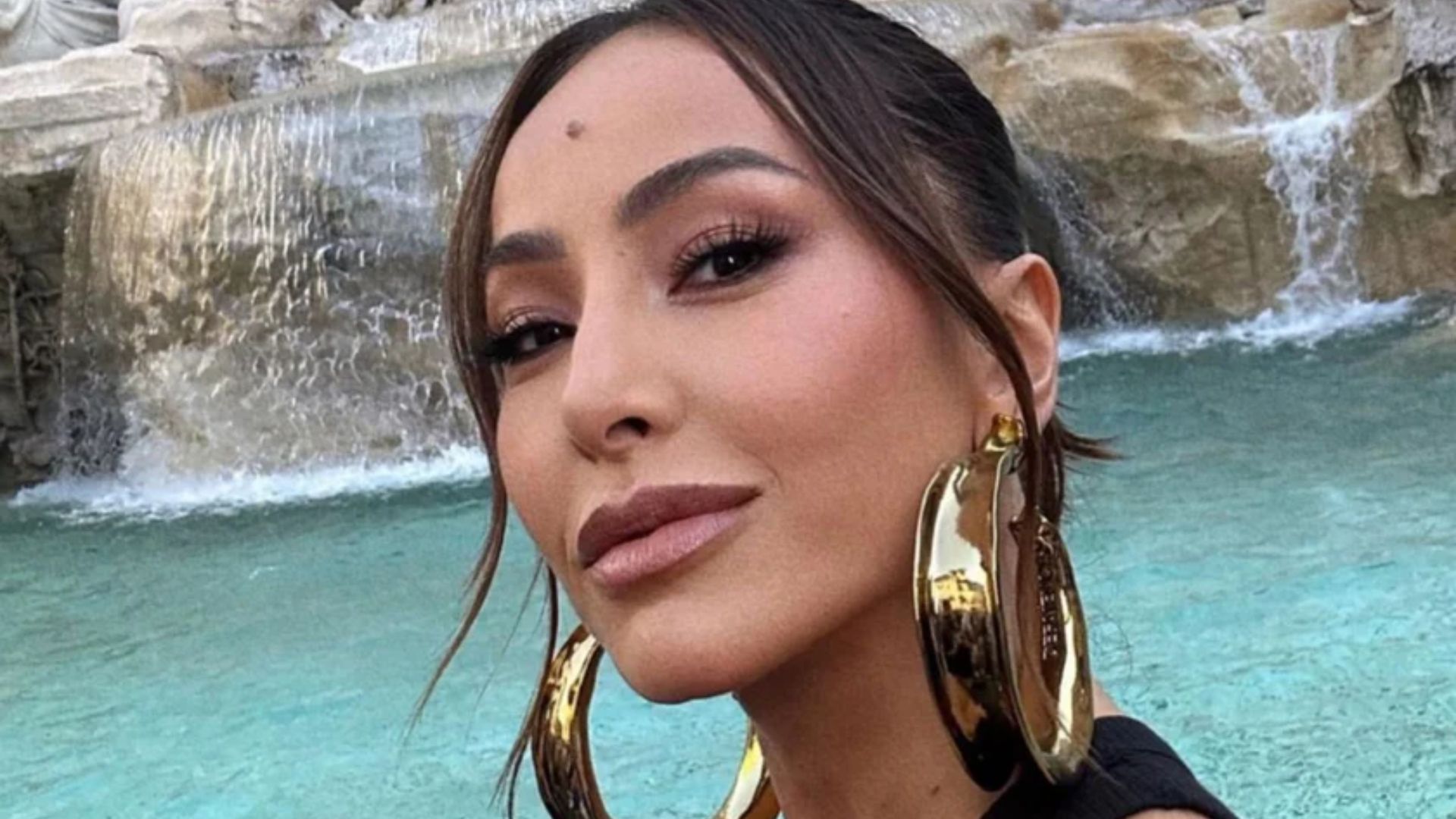 Ousada, Sabrina Sato aposta em vestido recortado e impressiona os fãs: “Estilosa”