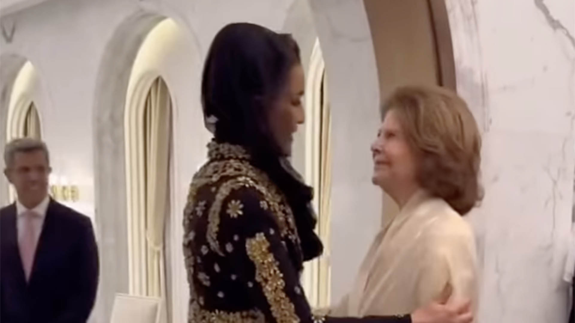 Sheikha Moza e Rainha Sílvia se encontram em evento beneficente