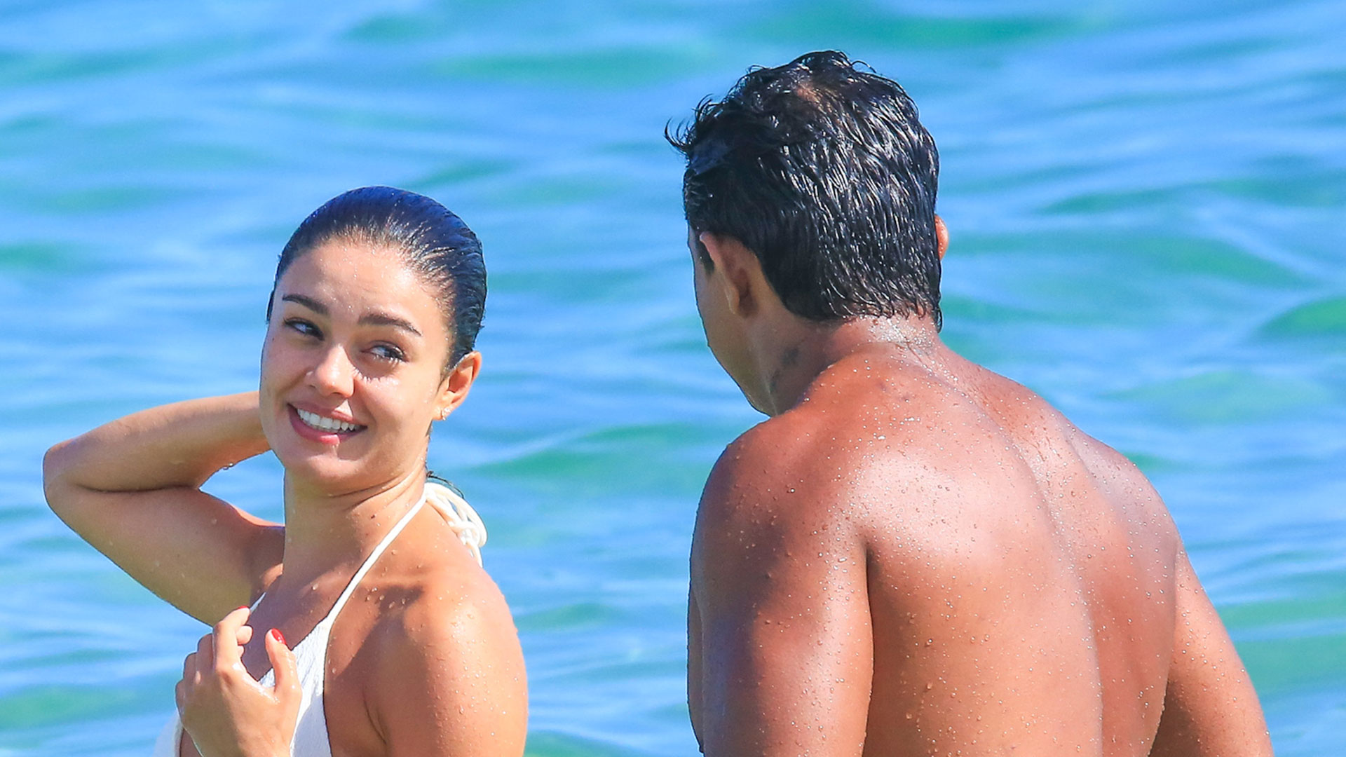 Sophie Charlotte e Xamã trocam carinhos em dia de praia
