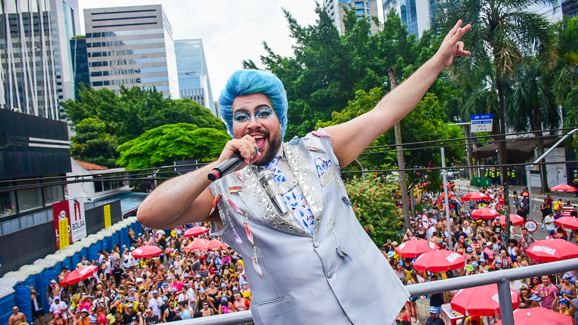 Tiago Abravanel usa fantasia inspirada em Silvio Santos no Carnaval