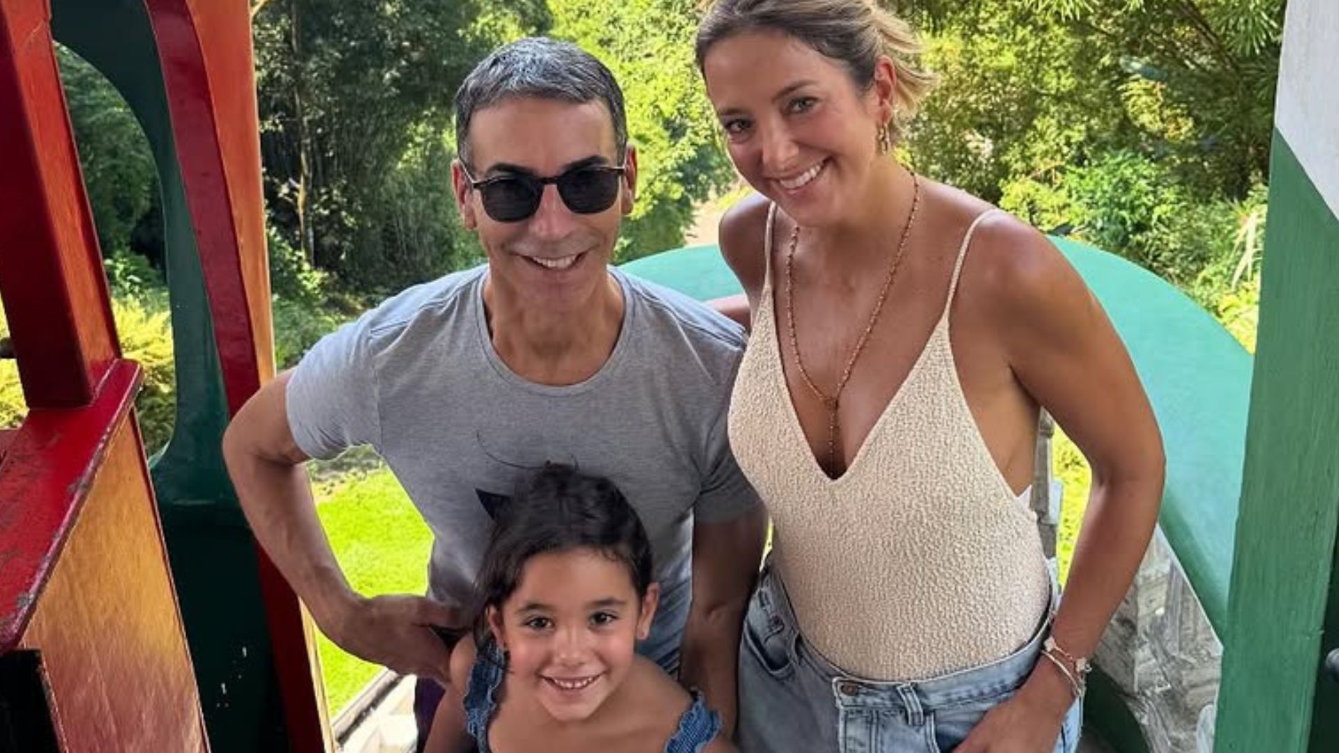 Ticiane Pinheiro divide fotos de passeio em Santos com a família