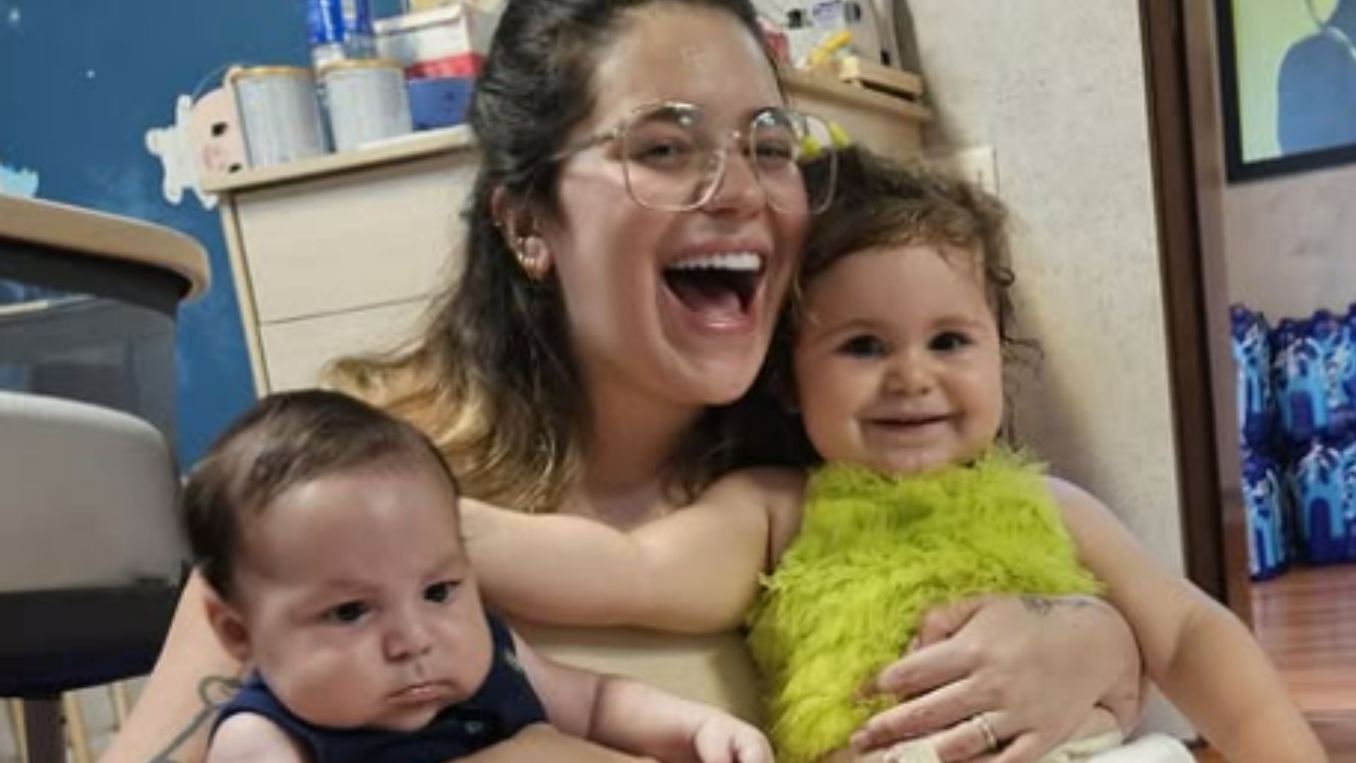 Viih Tube se encanta com Lua segurando o irmão, Ravi, no colo: “Ela que pediu”