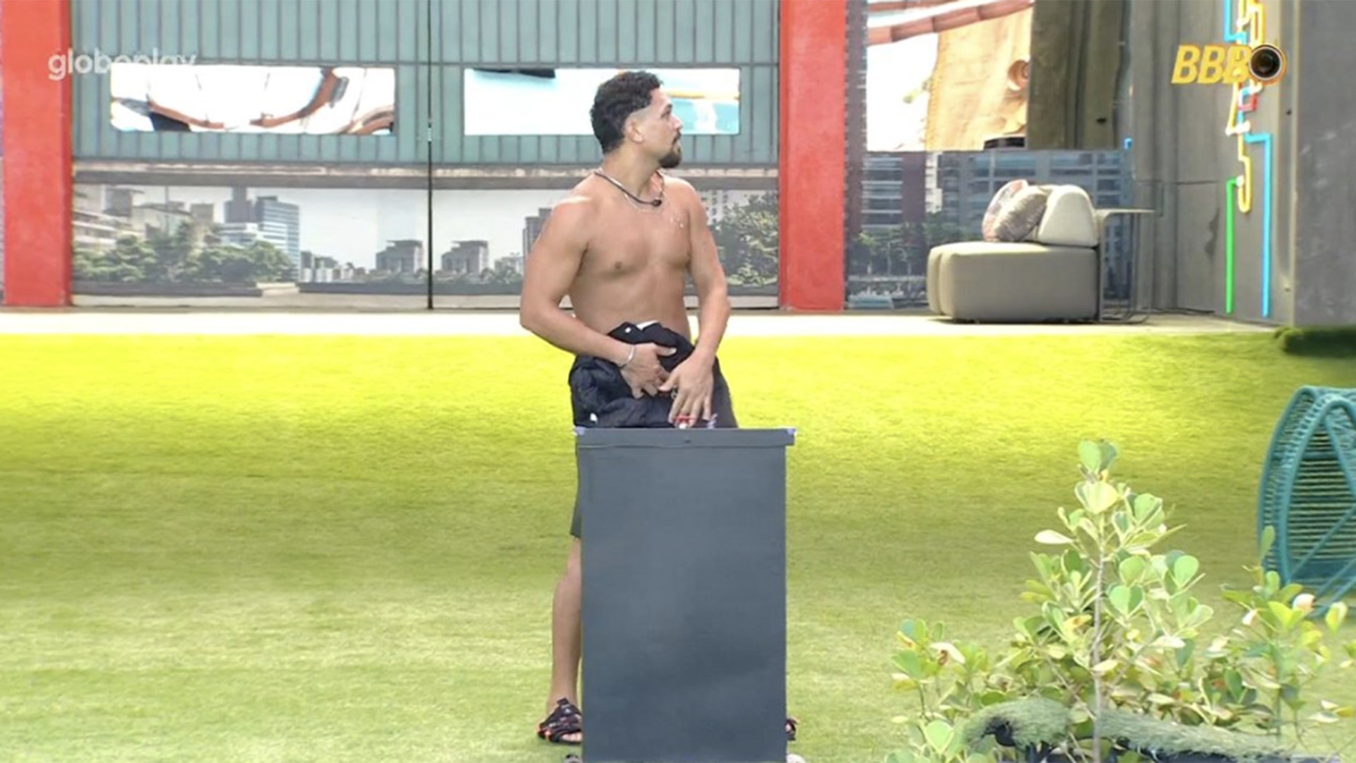 BBB 25: Vinicius aperta o botão misterioso e recebe missão