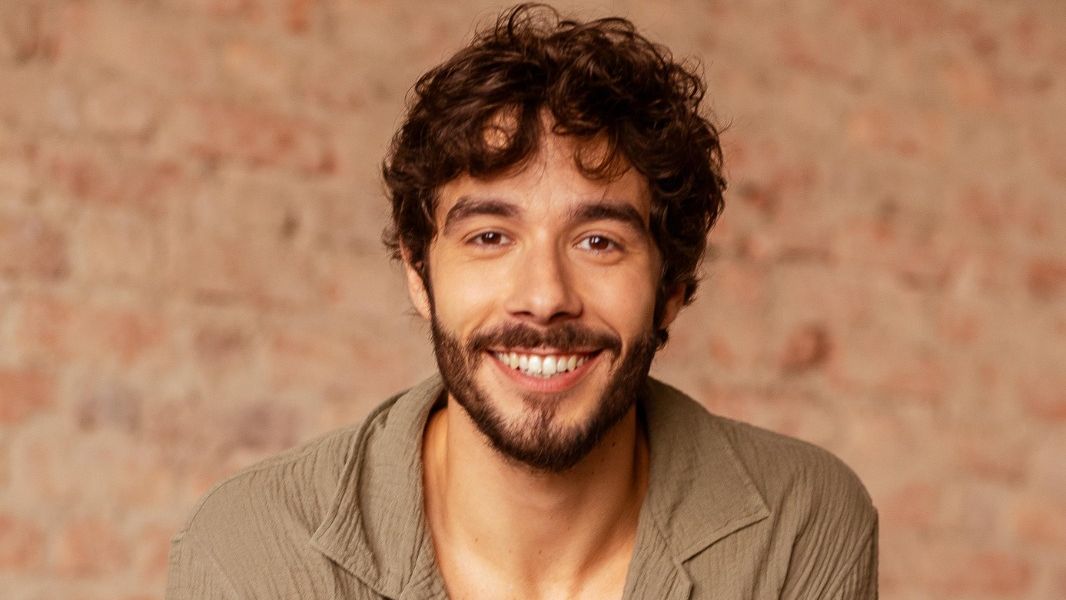 Vitor Novello fala sobre trajetória como ator e união da carreira com música: ‘Caminham juntos’