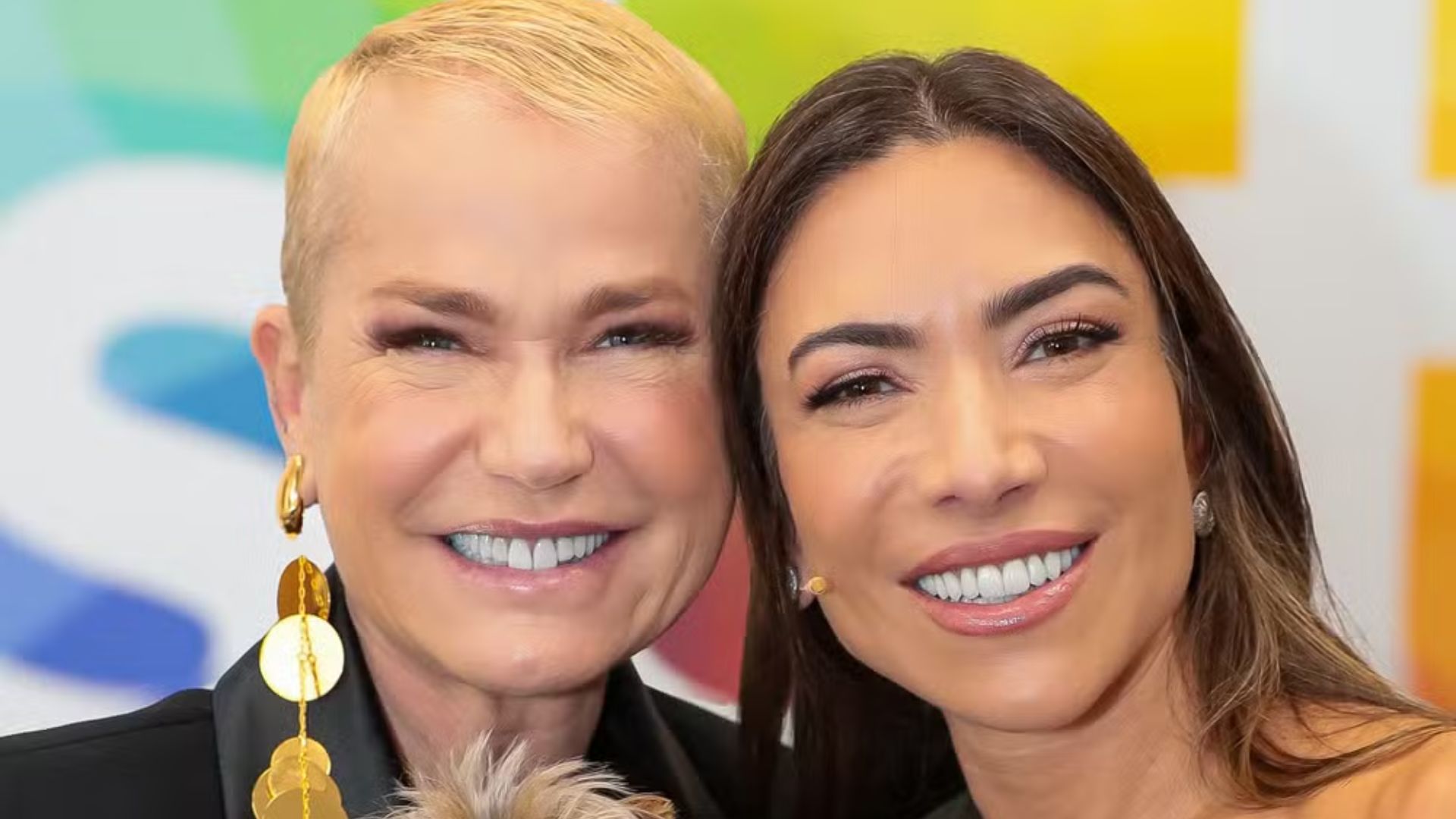 Xuxa grava programa no SBT e posa com Patricia Abravanel nos bastidores