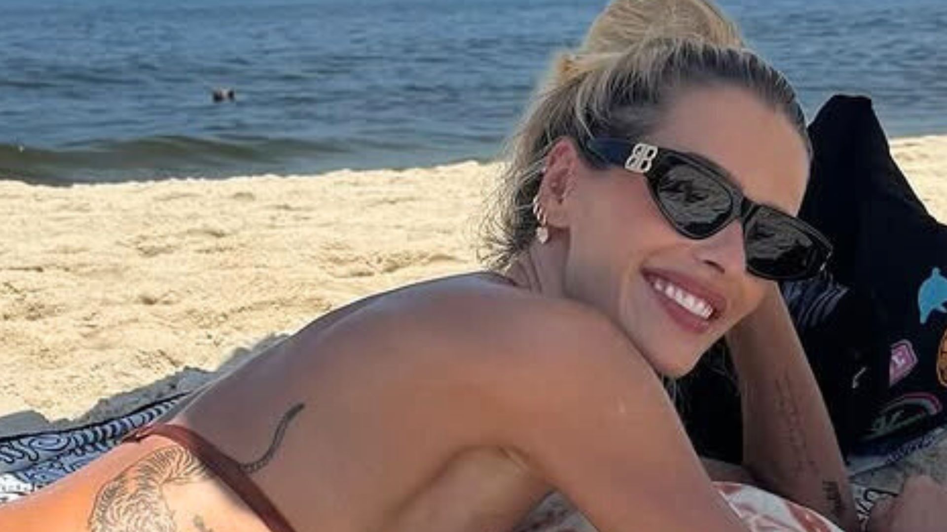 Yasmin Brunet esbanja alegria em fotos na praia: ‘Garota do Rio’