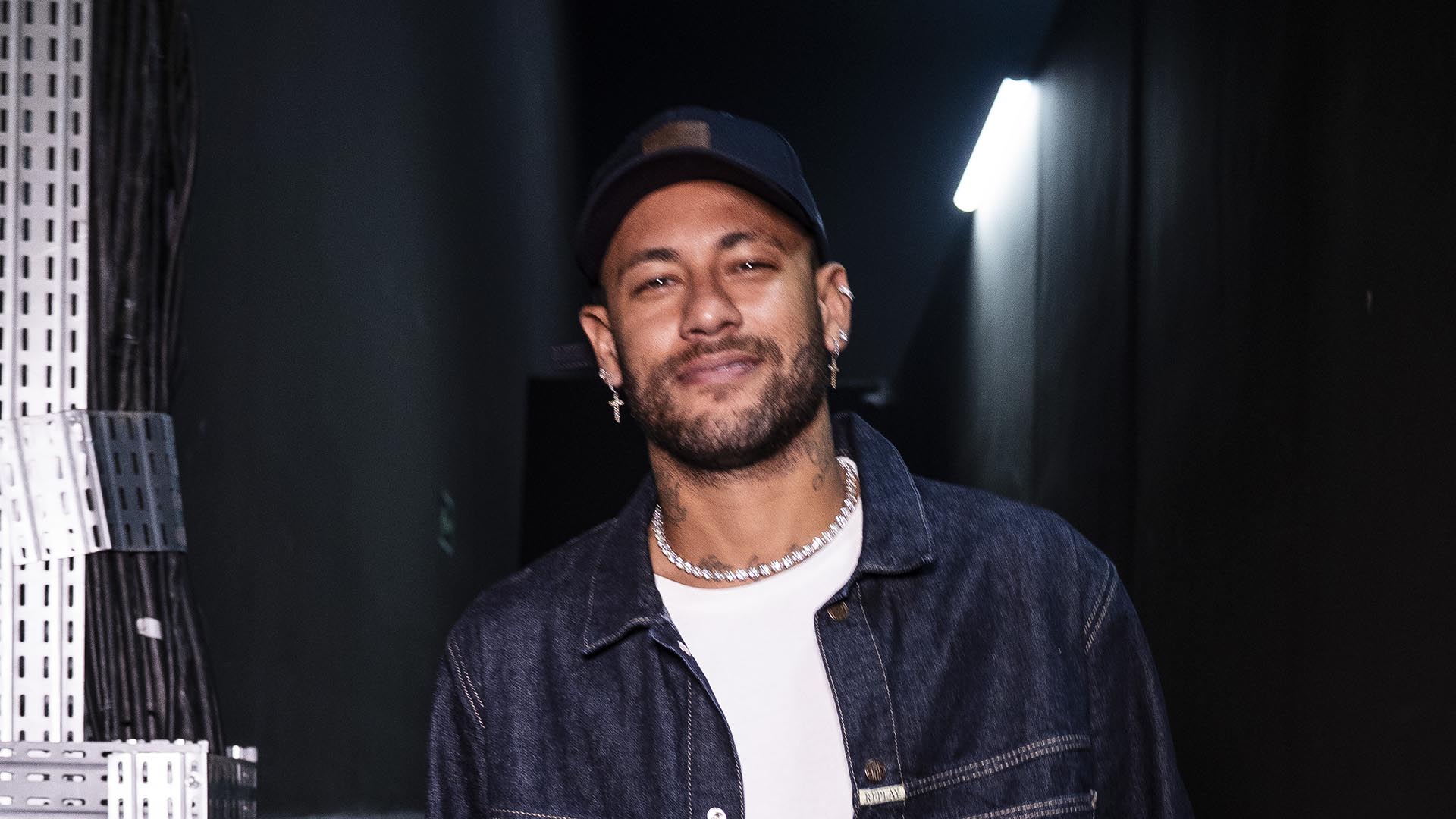 Neymar Jr, Fernanda Lima e mais famosos prestigiam o desfile da Replay em SP