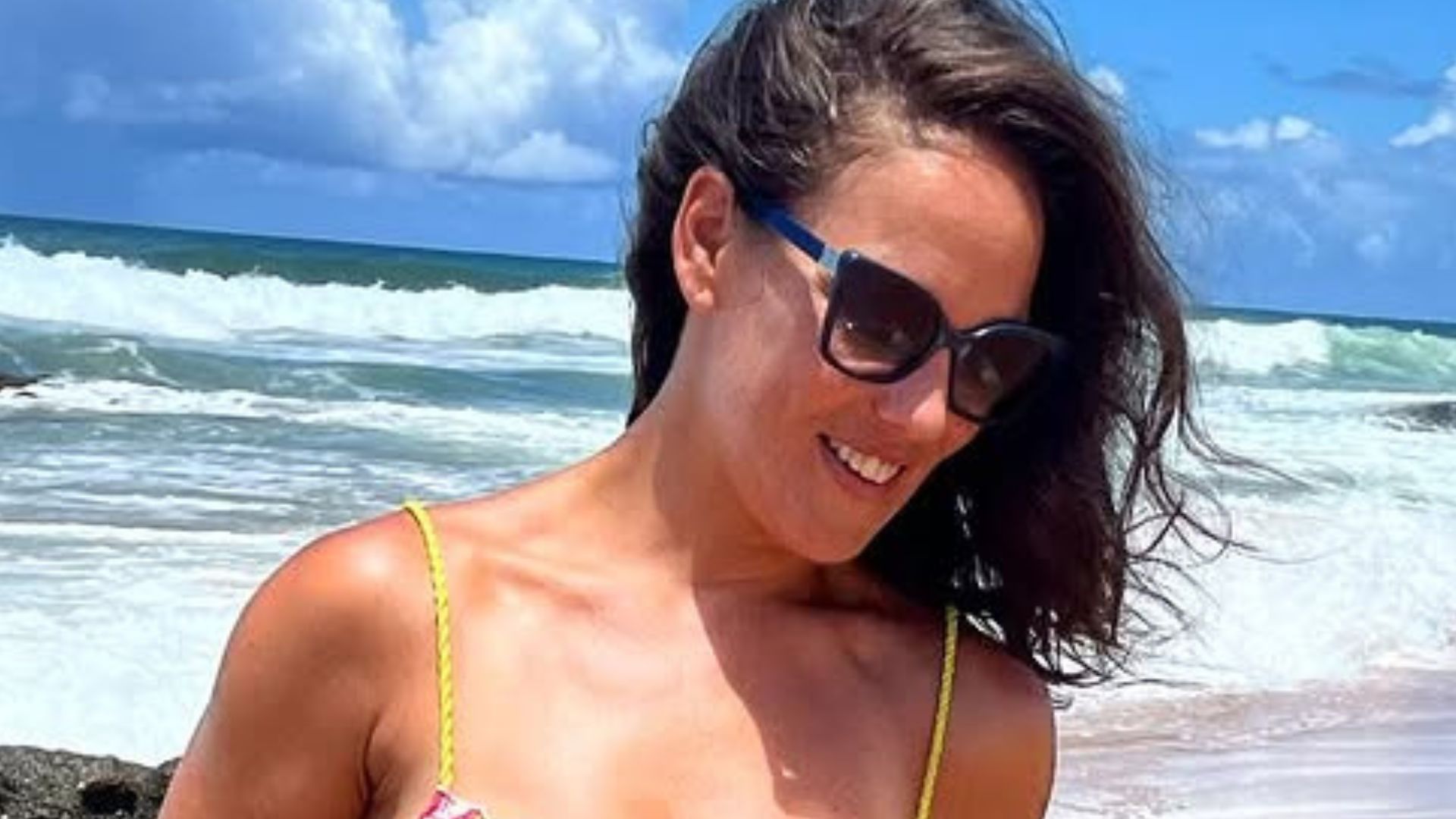 Adriana Birolli ostenta corpo escultural ao renovar o bronzeado na praia