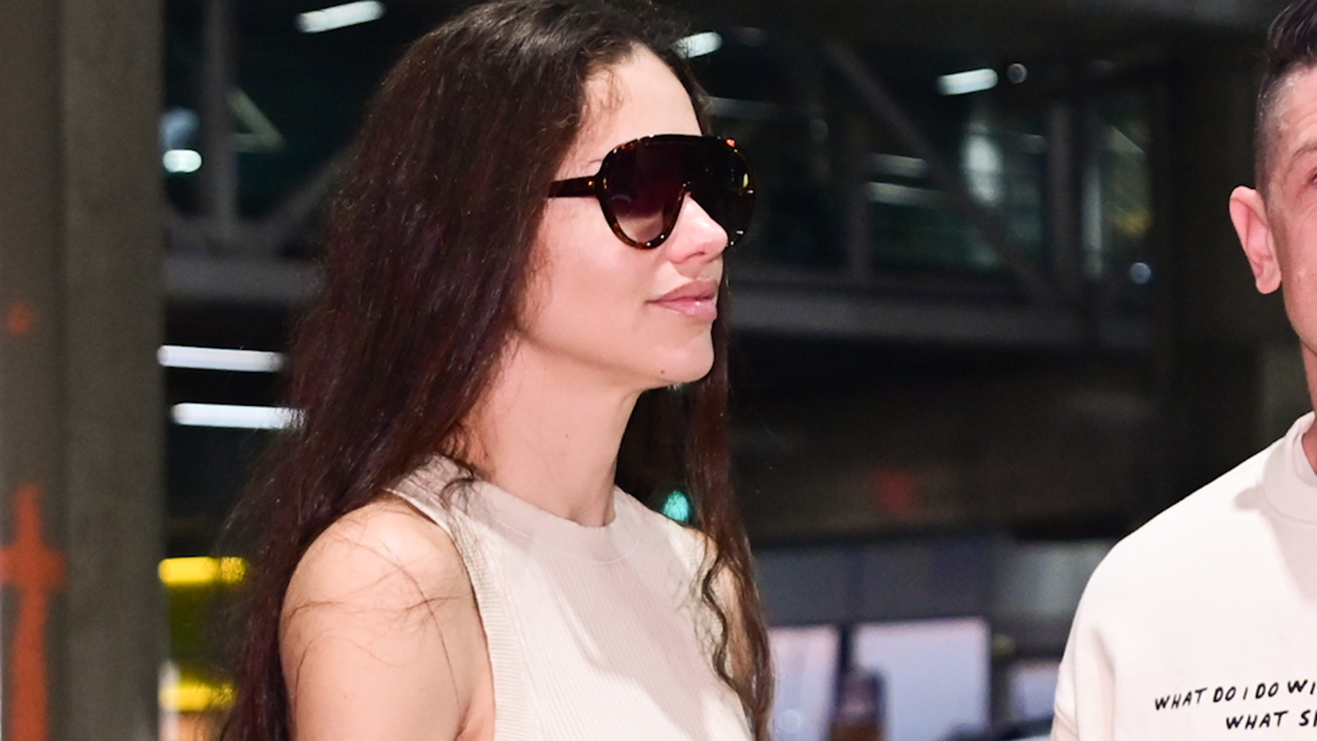 Adriana Lima chega ao Brasil com seu marido norte-americano