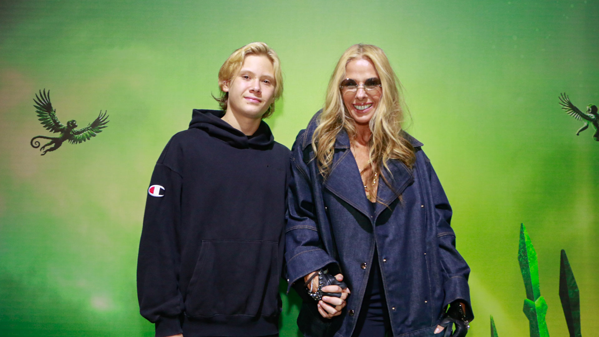 Adriane Galisteu curte teatro com o filho Vittorio