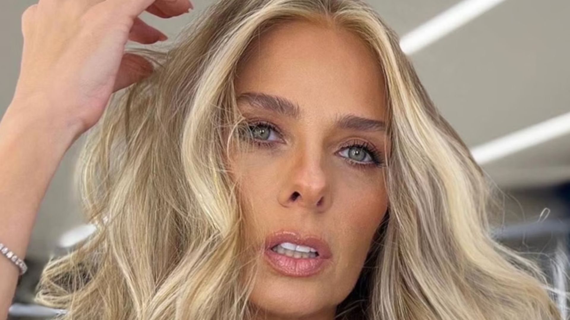 Ousada, Adriane Galisteu surge de micro biquíni para curtir segunda de Carnaval