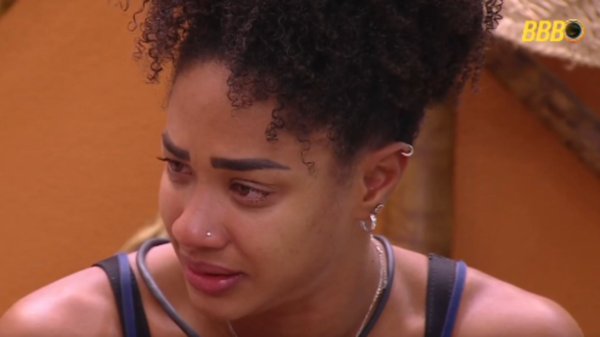 BBB 25: Aline tem crise de choro ao refletir sobre últimos embates na casa