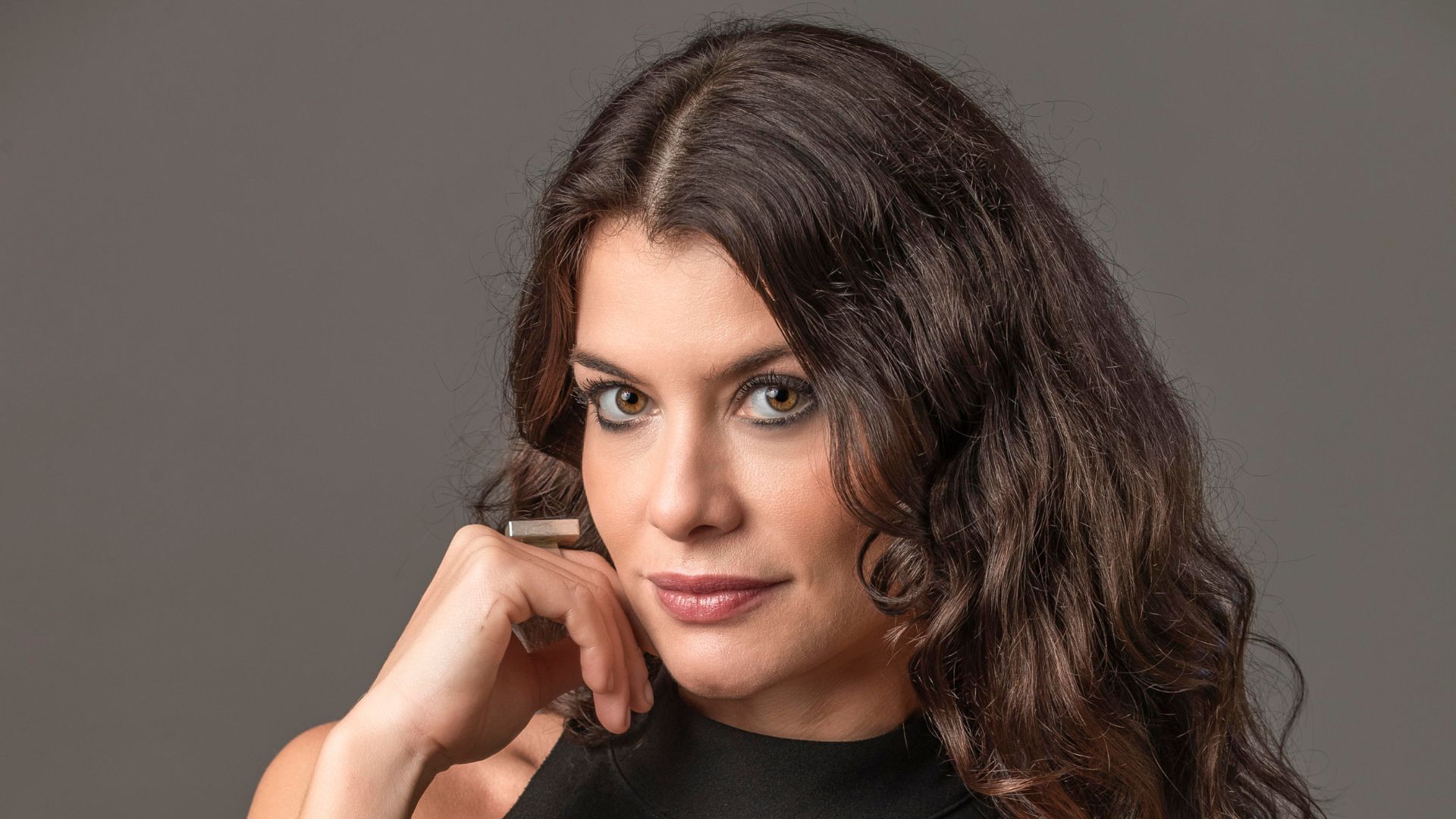 Alinne Moraes é flagrada de biquíni em clique do marido