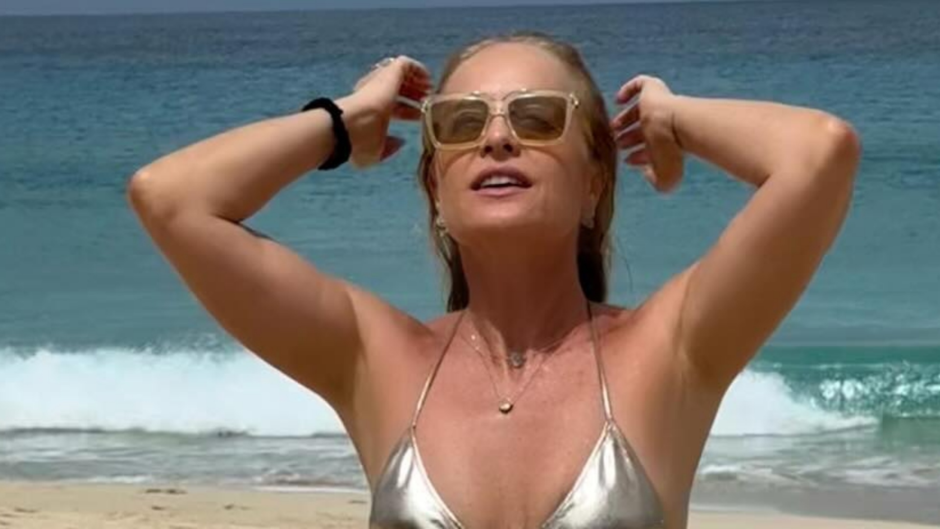 Angélica ostenta beleza natural em cliques na praia: ‘Maravilhosa’