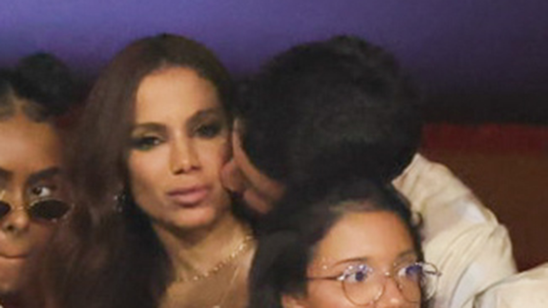 Anitta ganha beijo de moreno misterioso na Sapucaí. Veja as fotos