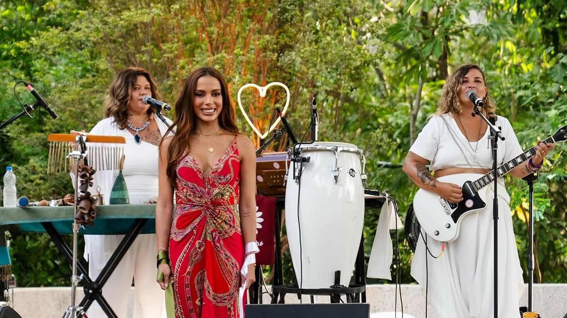 Anitta mostra festa de aniversário com ritual hindu: ‘Gratidão’